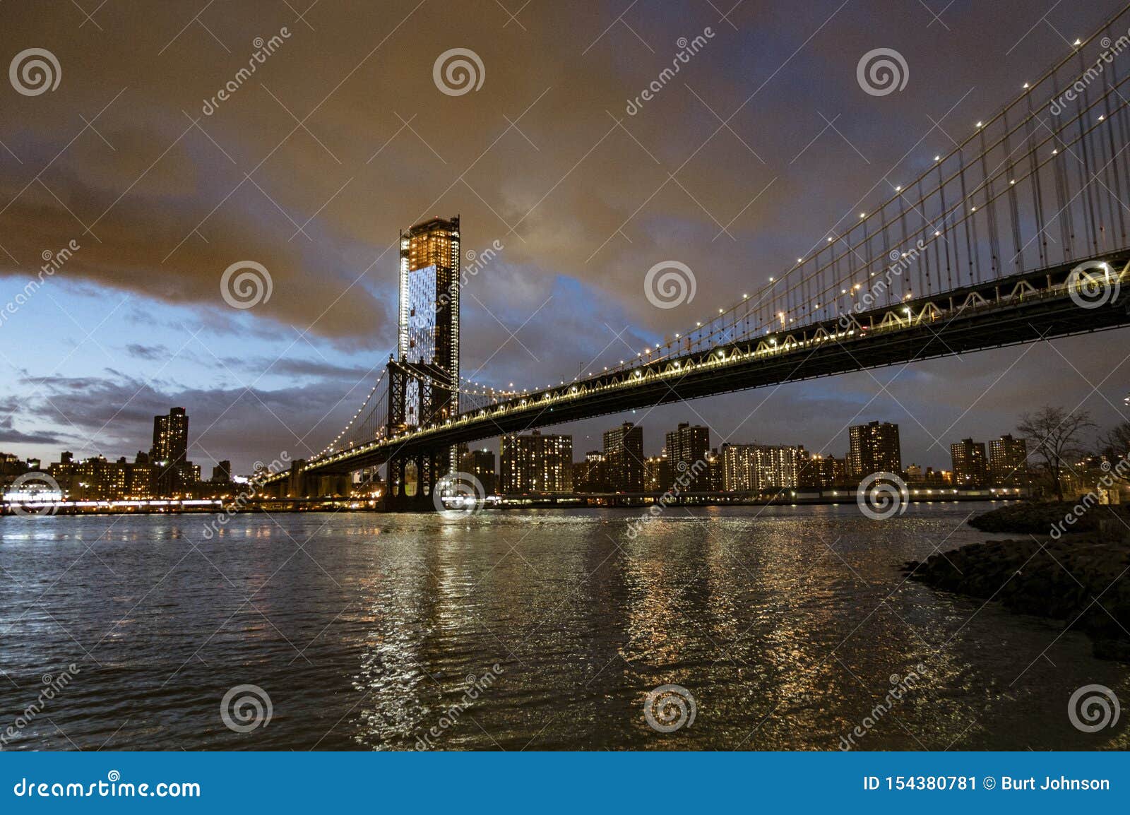 Manhattan Bridge, As Seen from Dumbo Park Just before Sunset Editorial ...