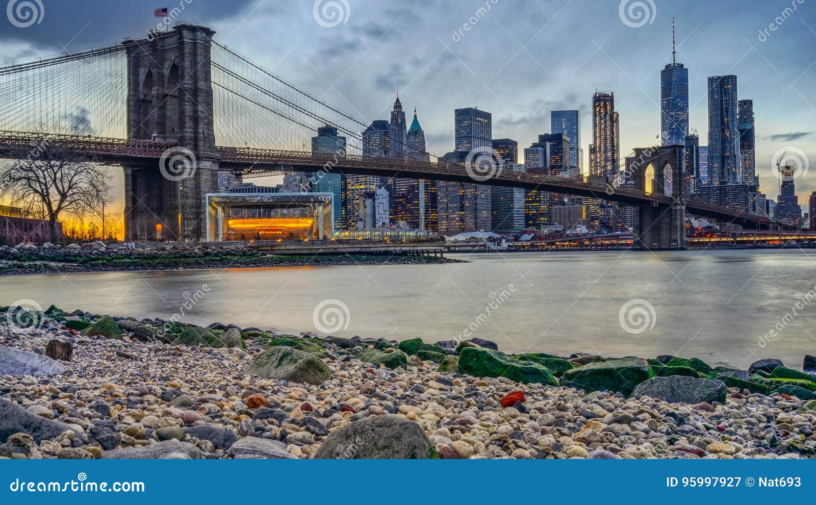 manhattan bridge and nyc skyline at night