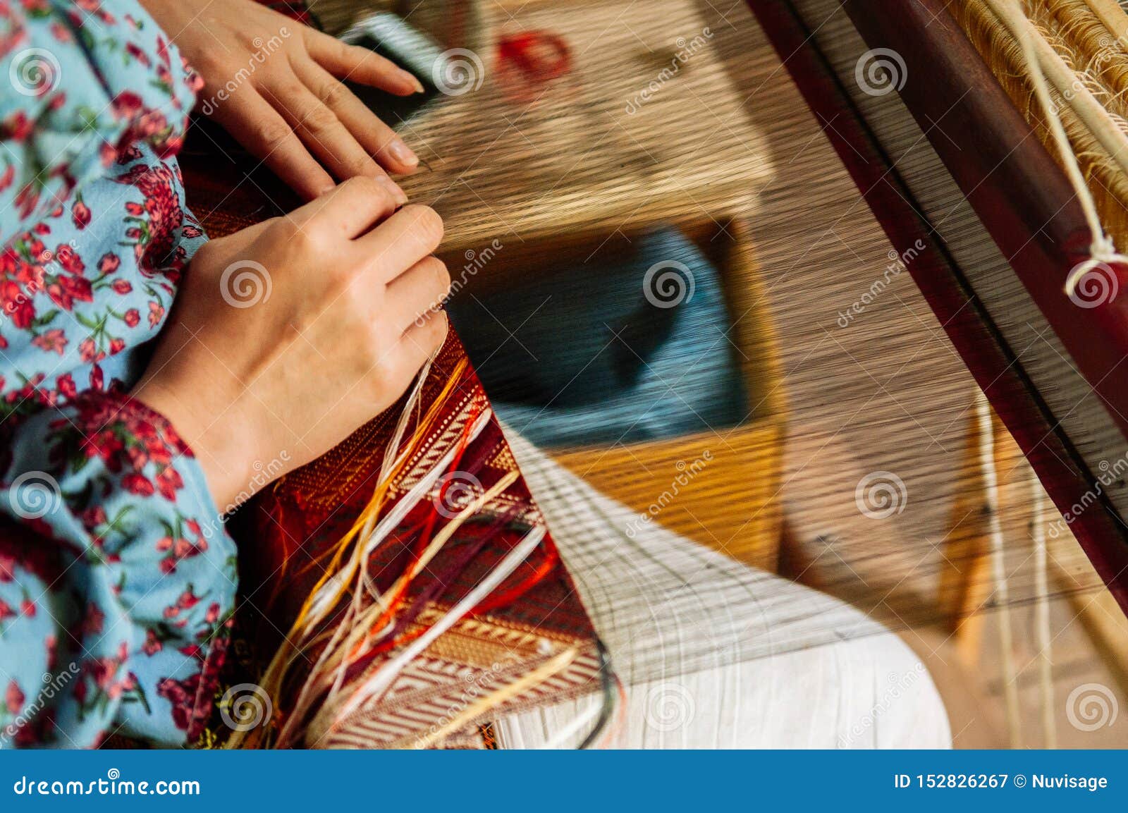 Mani Della Giovane Donna Che Lavorano Al Telaio Per Tessitura Di Legno D Annata Con Fibra Di Seta Immagine Stock Immagine Di Laos Tessuto