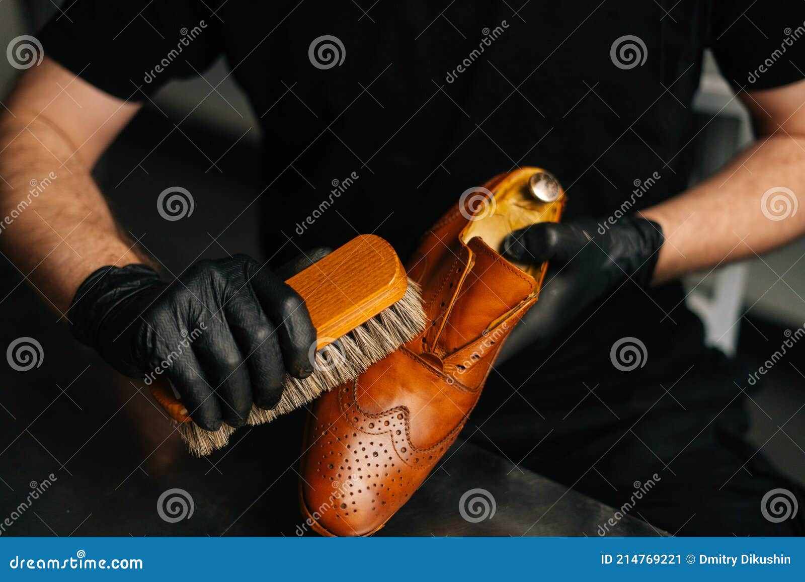 Mani Di Chiusura Di Calzolaio in Guanti Neri Lucidare Scarpe Di