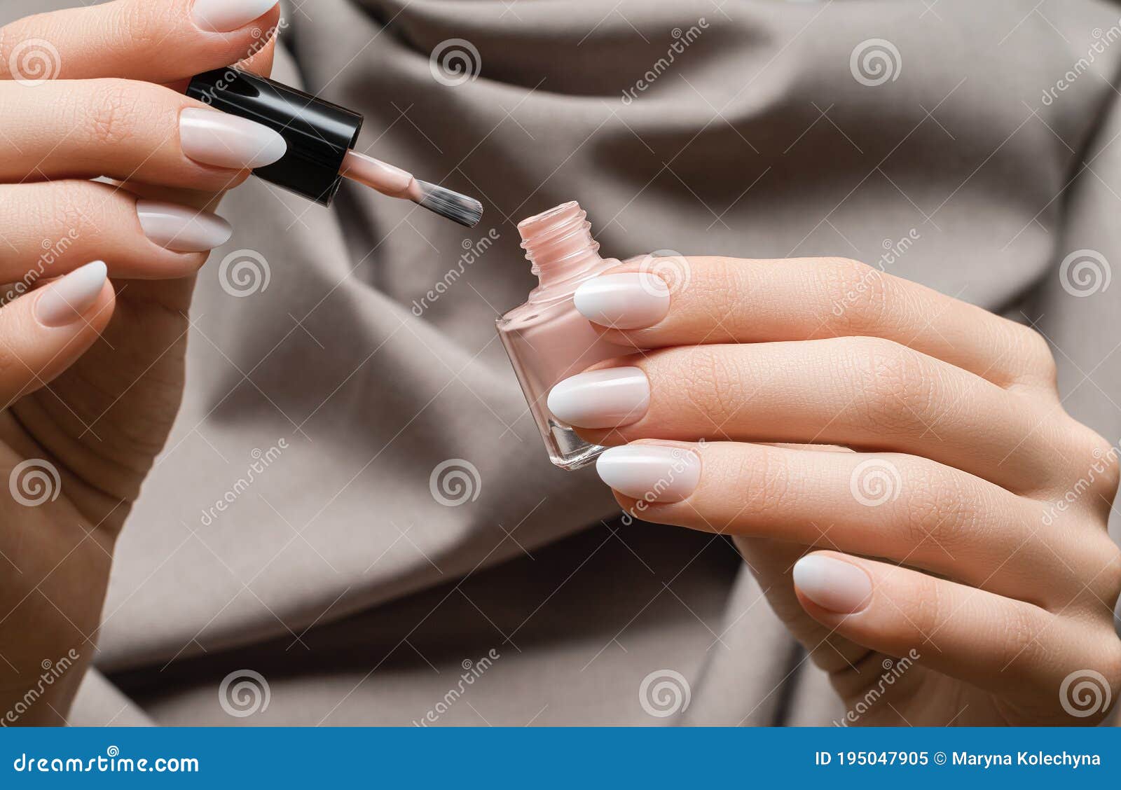 Mani Di Donna Con Design Di Chiodi Di Rosa. Le Mani Di Donna Impugnano La  Vernice Rosa Bootolo E Spazzolino Per Unghie Immagine Stock - Immagine di  cura, ragazza: 195047905