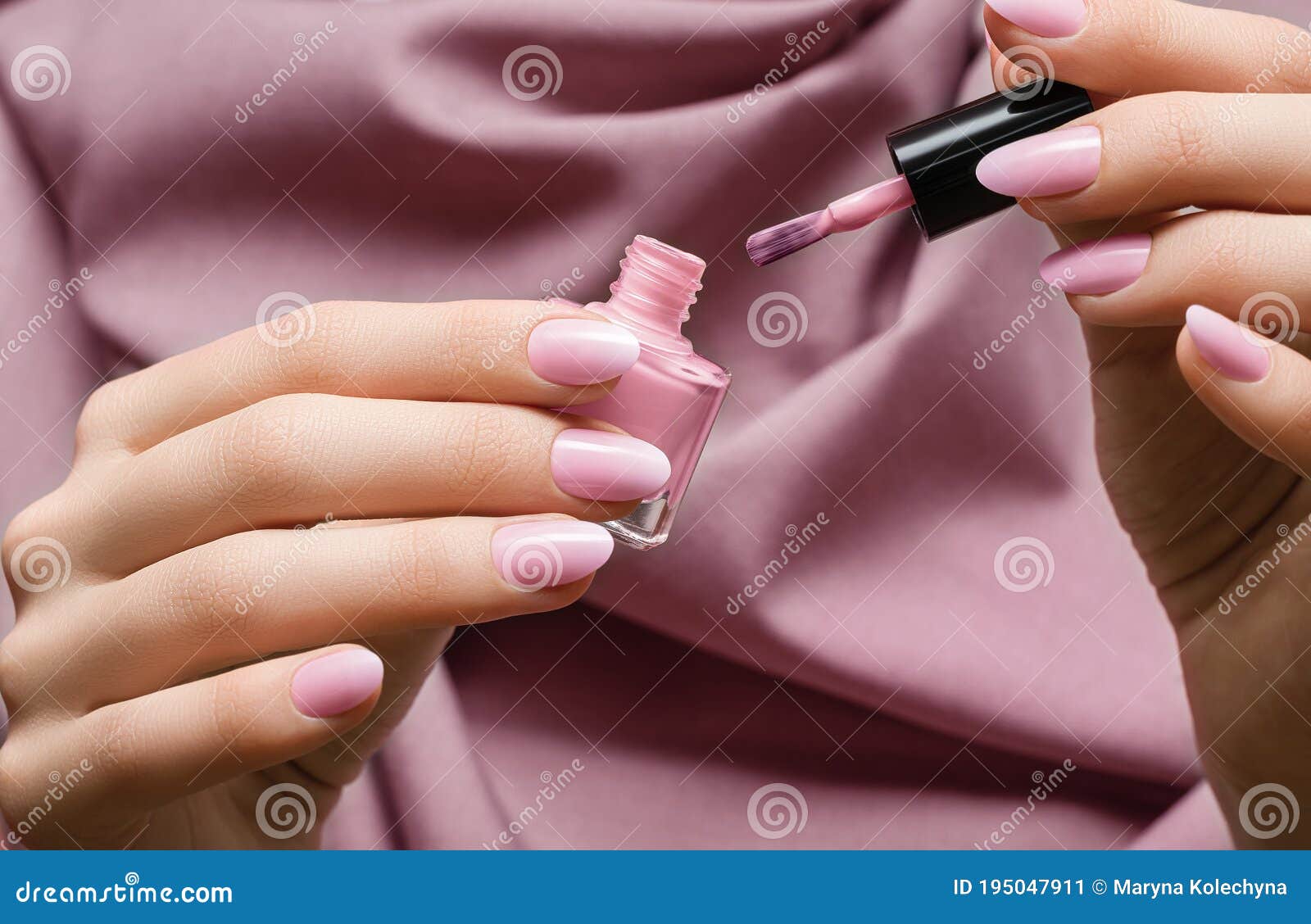 Mani Di Donna Con Design Di Chiodi Di Rosa. Le Mani Di Donna Impugnano La  Vernice Rosa Bootolo E Spazzolino Per Unghie Immagine Stock - Immagine di  femmina, bottiglia: 195047911