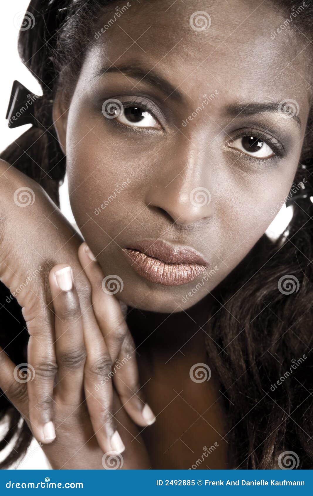 Mani e viso. Un ritratto di bellezza catturato da un modello africano nello studio