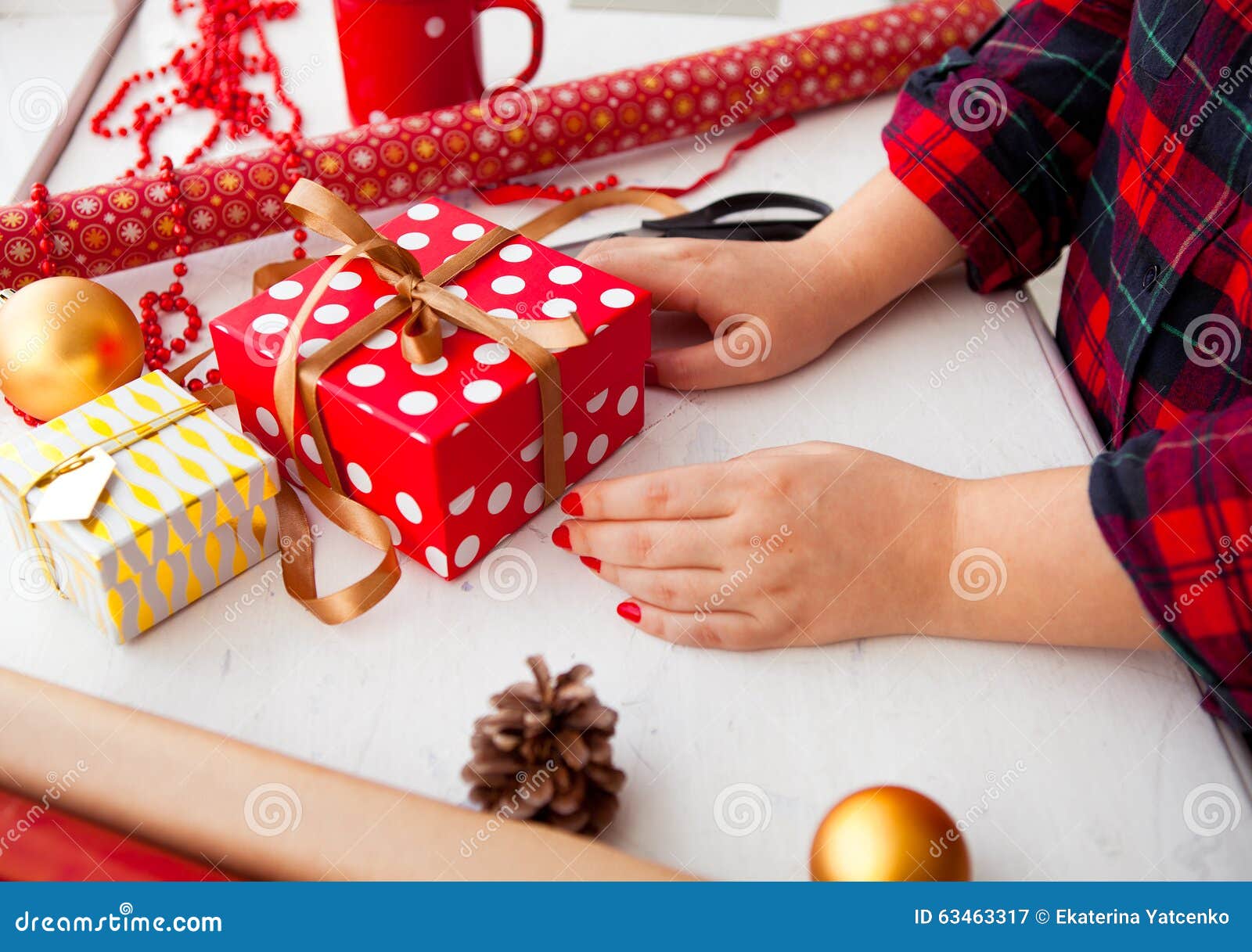 Regali Di Natale Femminili.Mani Femminili Che Avvolgono I Regali Di Natale Nella Carta E Che Li Legano Sui Wi Immagine Stock Immagine Di Closeup Evento 63463317