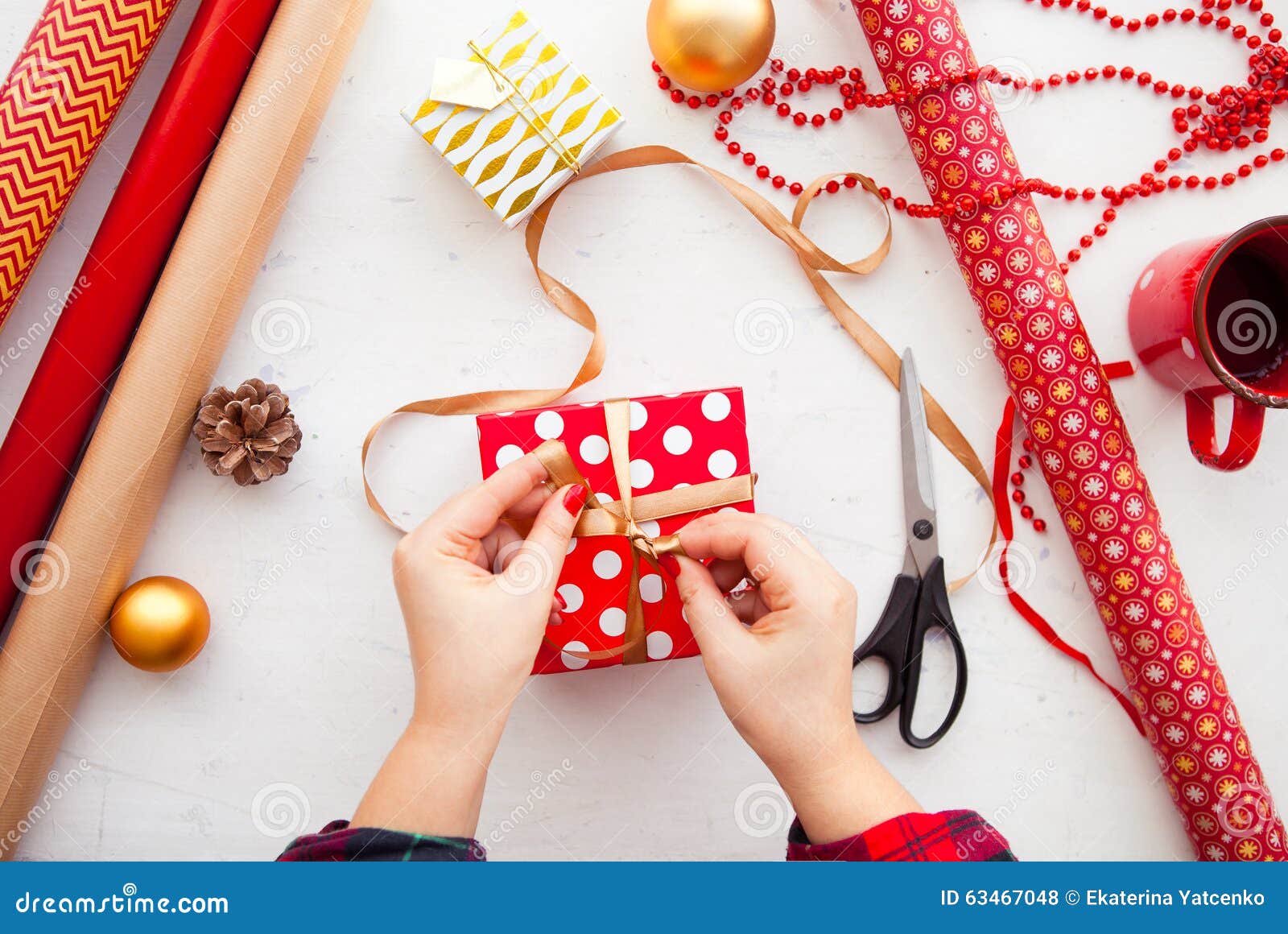 Regali Di Natale Femminili.Mani Femminili Che Avvolgono I Regali Di Natale Nella Carta E Che Li Legano Sui Wi Fotografia Stock Immagine Di Bianco Evento 63467048