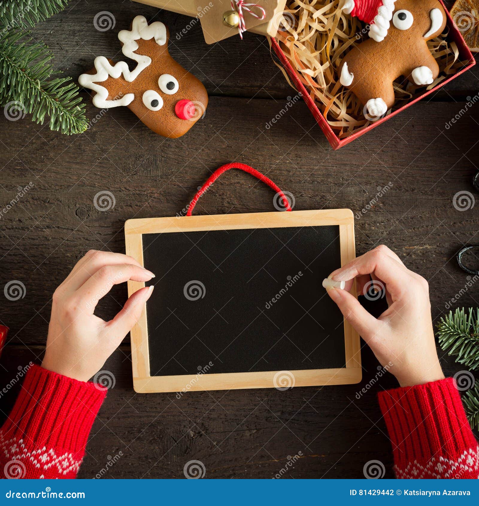 Regali Di Natale Femminili.Mani Femminili Che Redigono Lista Di Obiettivi Vicino Ai Regali Di Natale Cartolina Di Natale Festiva Con La Lavagna Di Natale Vi Fotografia Stock Immagine Di Decorazione Cozy 81429442