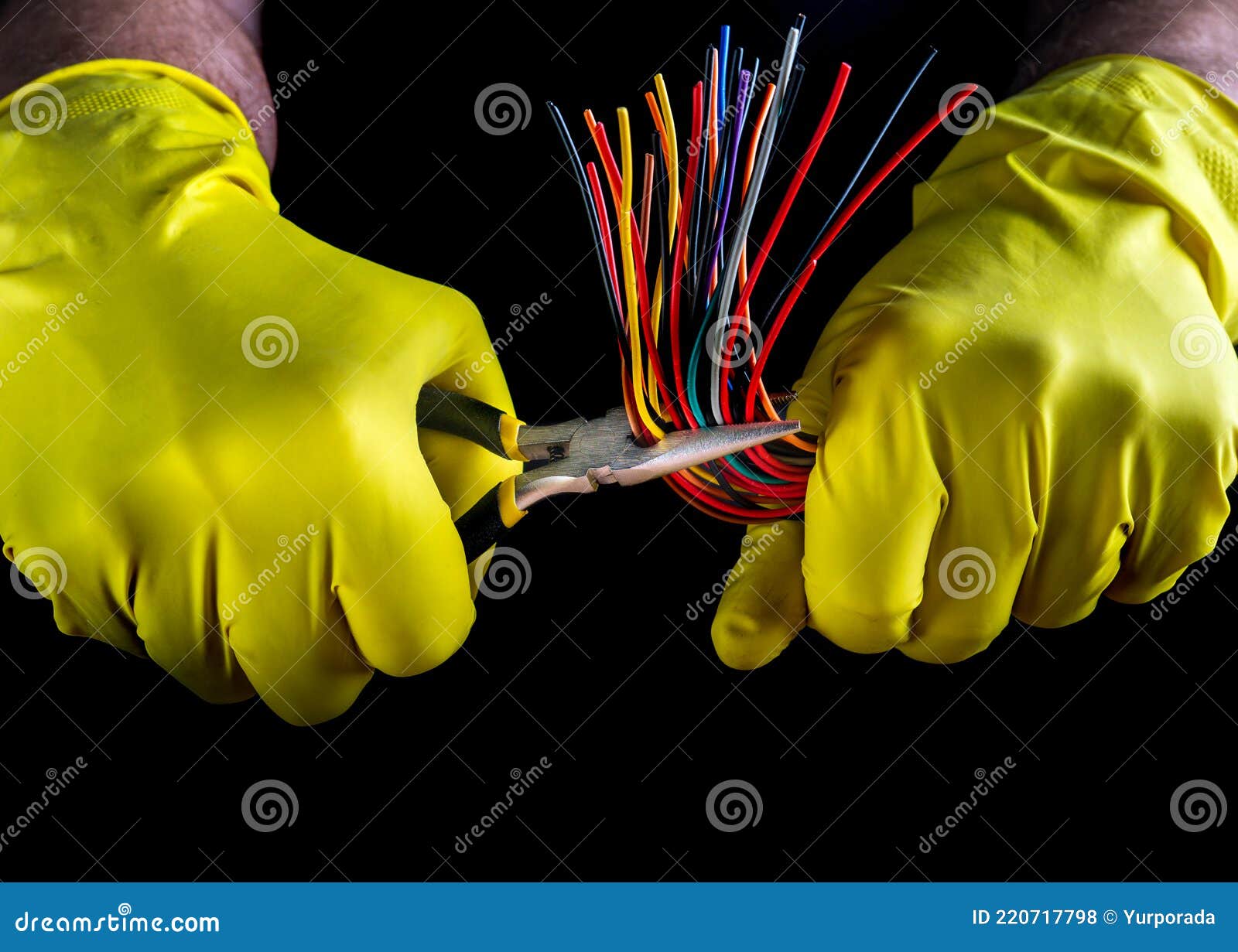 Mani in Guanti Di Protezione Dell'elettricista Principale Che Tengono Pinze  Diagonali E Chiusure Di Fili Su Fondo Nero. Riparazion Fotografia Stock -  Immagine di idea, industriale: 220717798