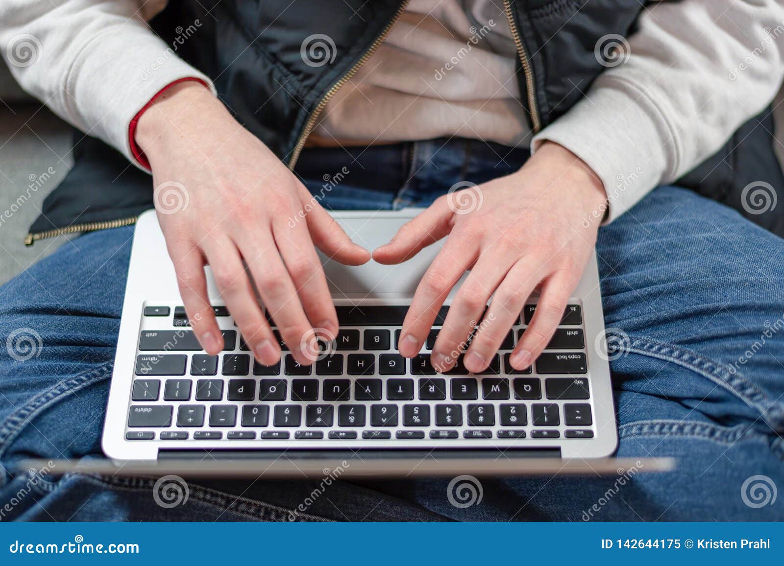 Mani sulla tastiera del computer portatile. Tipo che si siede con il computer portatile, mani sulla tastiera