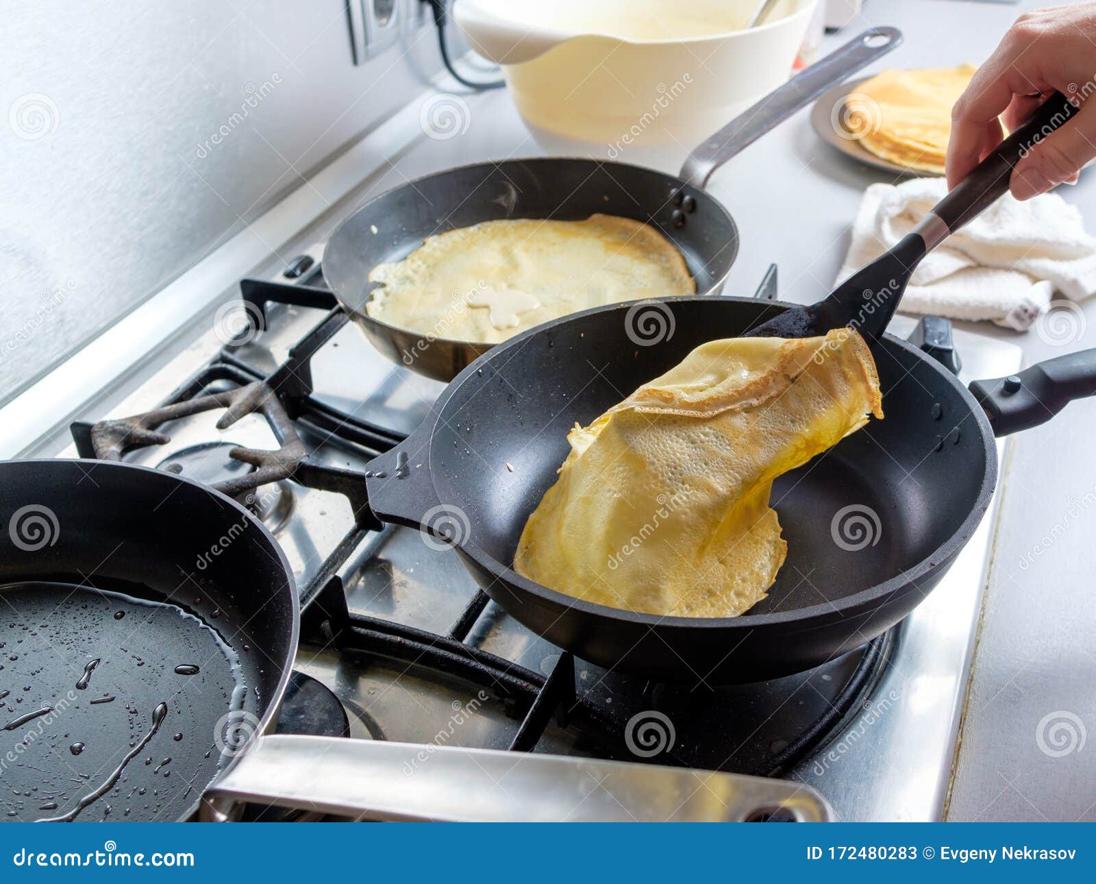 Mani Umane Con Una Spatola Da Cucina Rovesciano Un Pancake Caldo