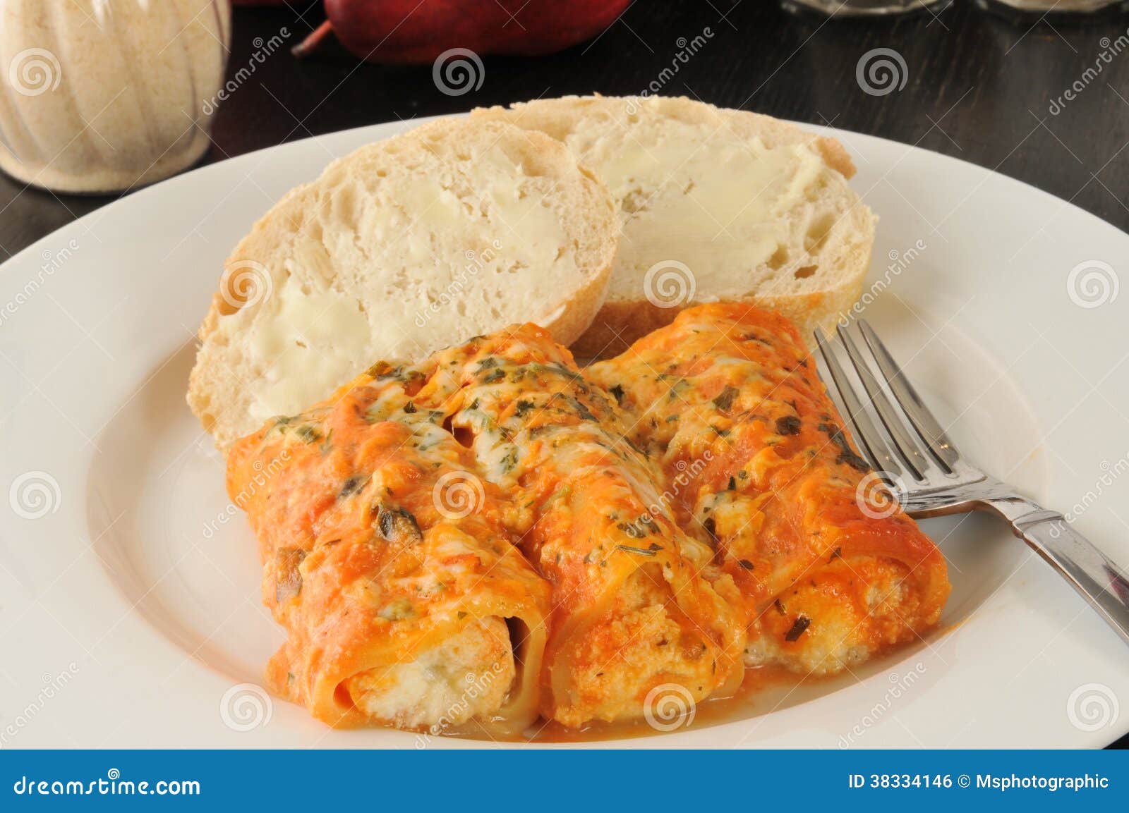 Manicotti Del Queso Cuatro Con Pan Foto de archivo Imagen de primer