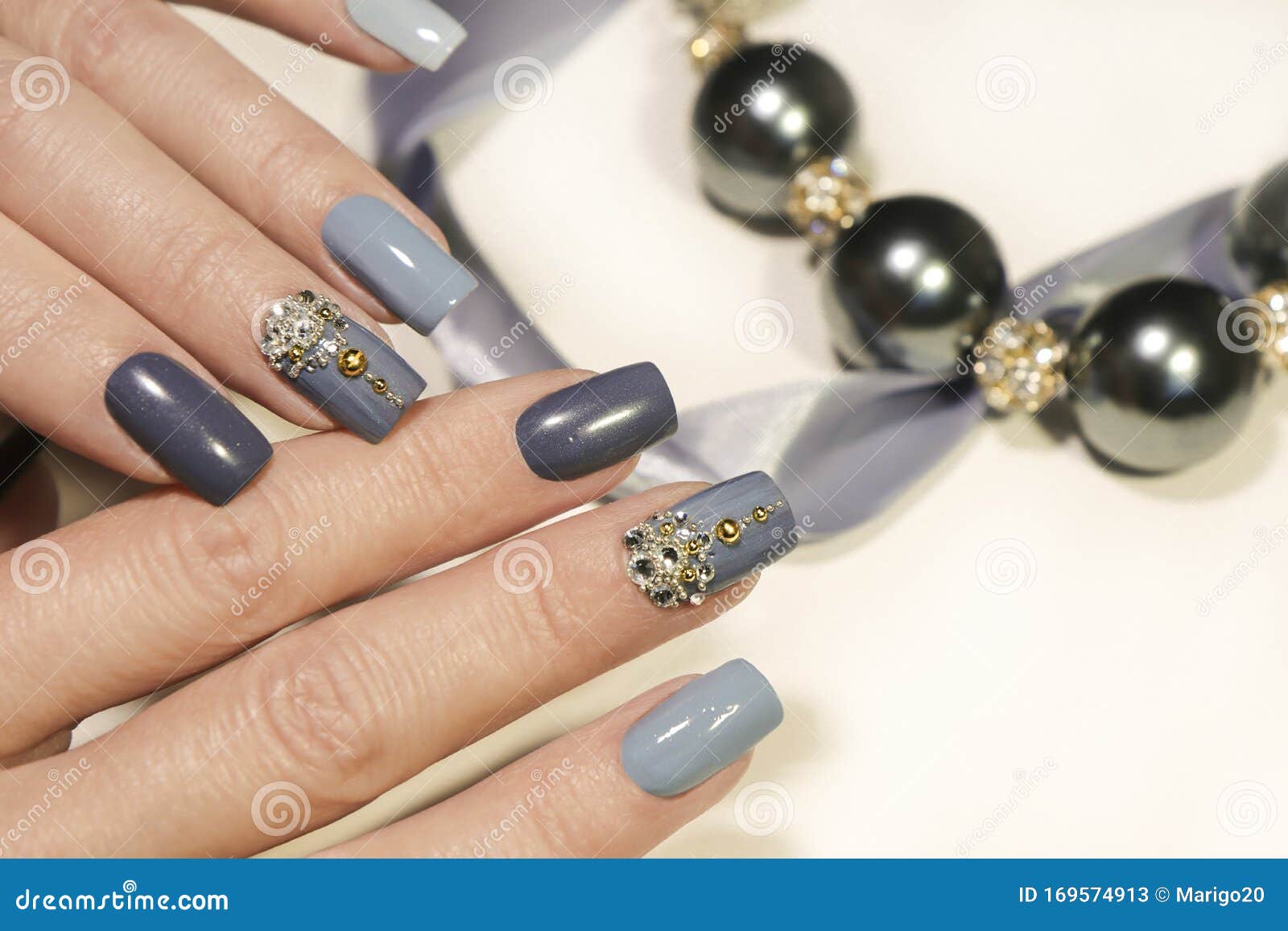 Manicura azul gris de moda imagen de archivo. Imagen de brillo - 169574913