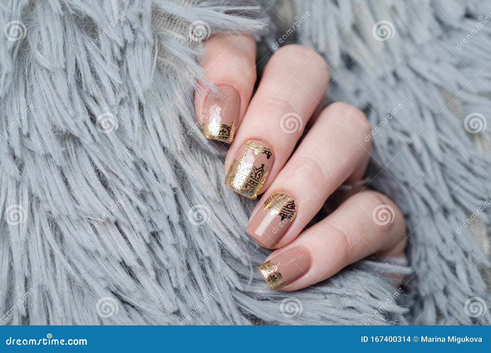 Manicura Beige Nude Con Un Patrón De Encaje Dorado Sobre Fondo Gris Foto de  archivo - Imagen de color, floral: 167400314