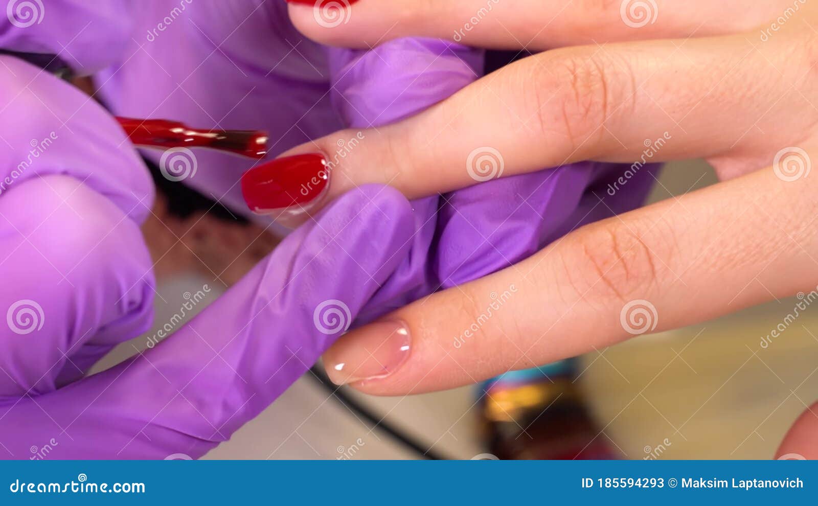 Mestre e cliente de manicure de salão de beleza manicure