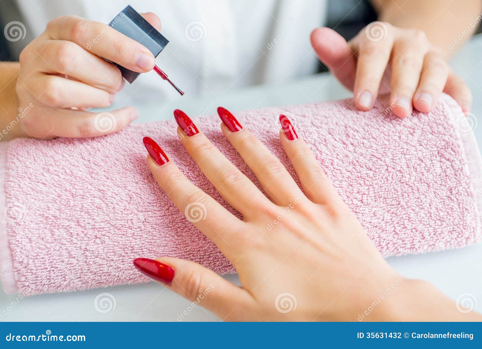 Pat Een goede vriend Altijd Manicurebehandeling stock foto. Image of manicure, lichaam - 35631432