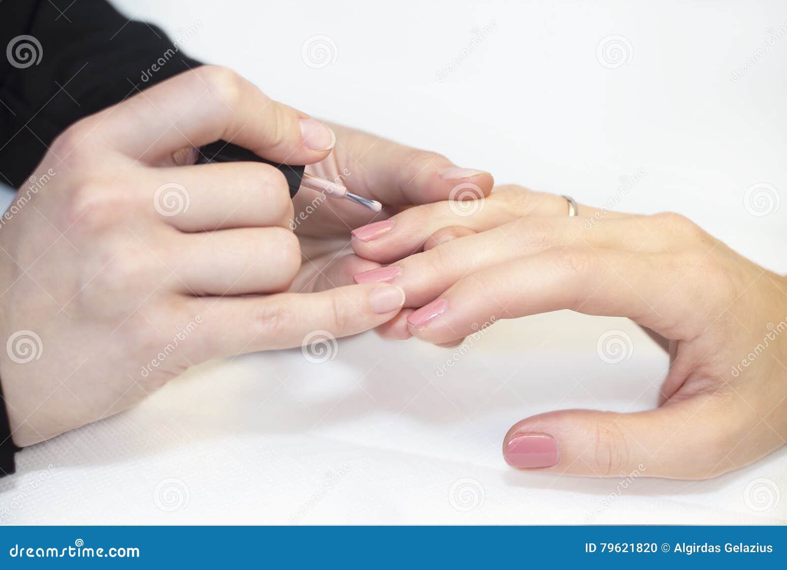 Manicuro que hace la manicura en salón Concepto de la belleza