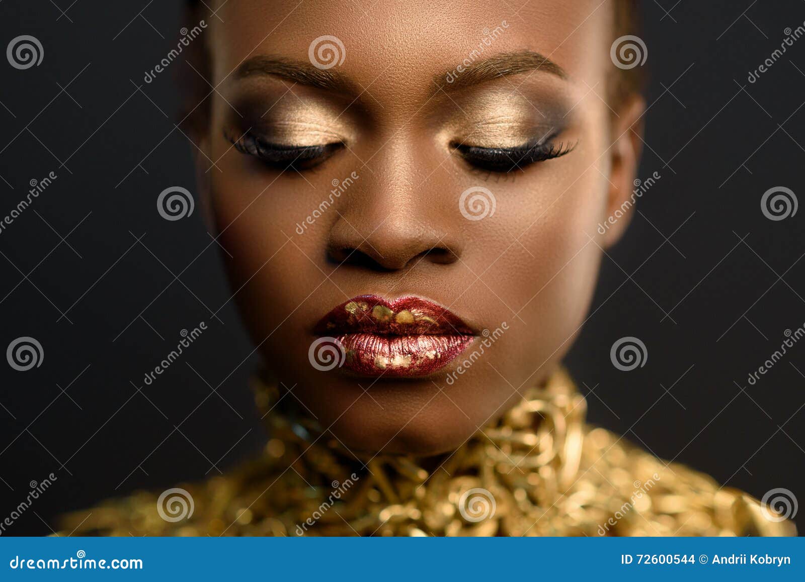 Manierportret Van Glanzende Afrikaanse Amerikaanse Vrouw Heldere Gouden Brons Zwarte Studioachtergrond Stock Foto - Image of fantasie: 72600544