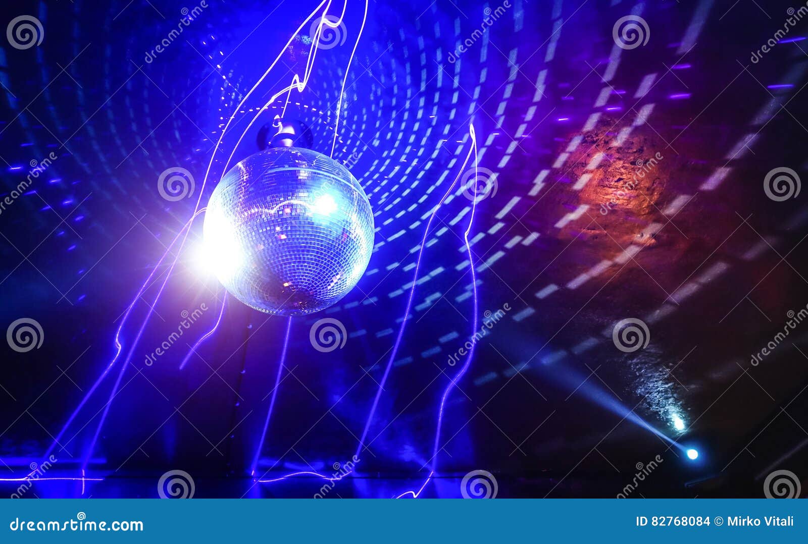 Manifestazione Del Laser Della Palla Della Discoteca in Night-club Moderno  Del Partito Di Discoteca Fotografia Stock - Immagine di scuro, sfondo:  82768084