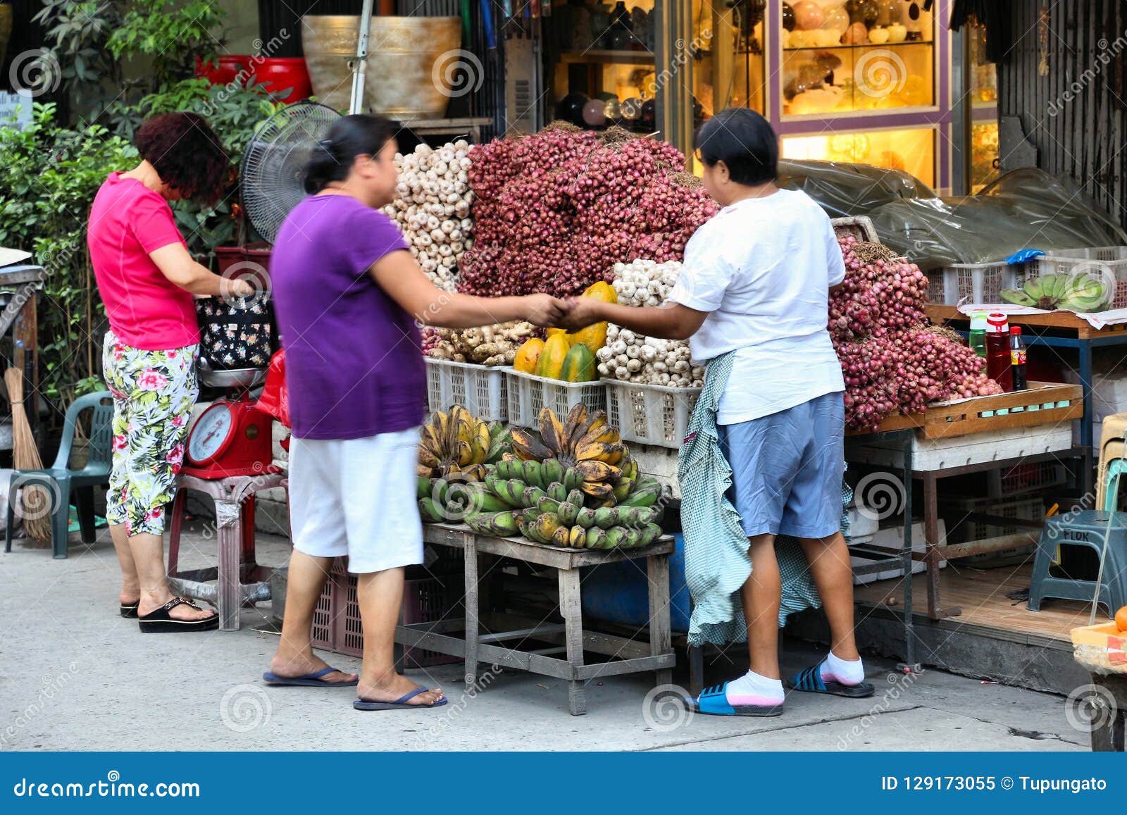 Manila street market editorial image. Image of district - 129173055