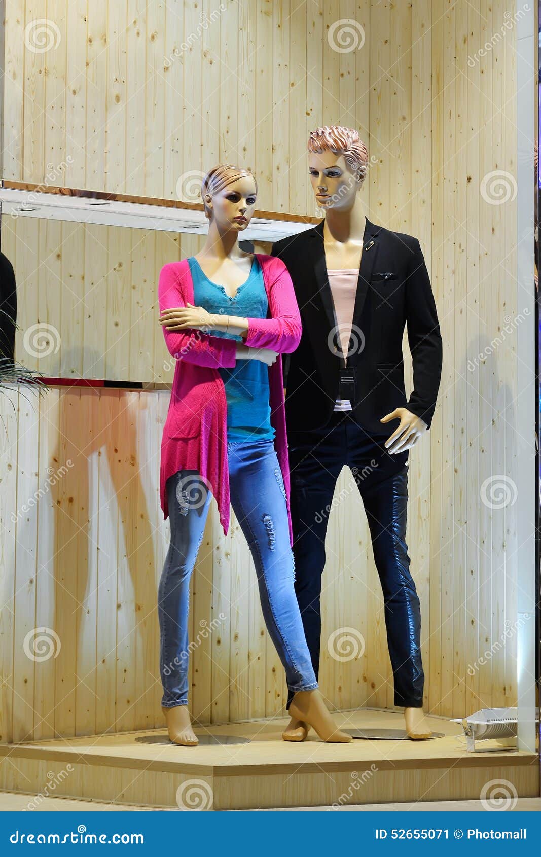 Maniquí Del Hombre Y De La Mujer En Ventana De La Tienda De La