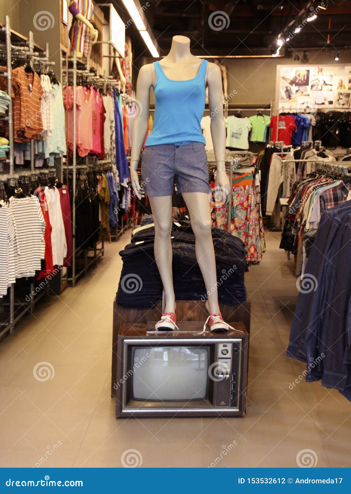 Maniquí Femenino Vestido En Casual En Un Boutique, Centro Comercial De Jungceylon, Phuket, Tailandia Foto de - Imagen de tailandia, ropa: 153532612