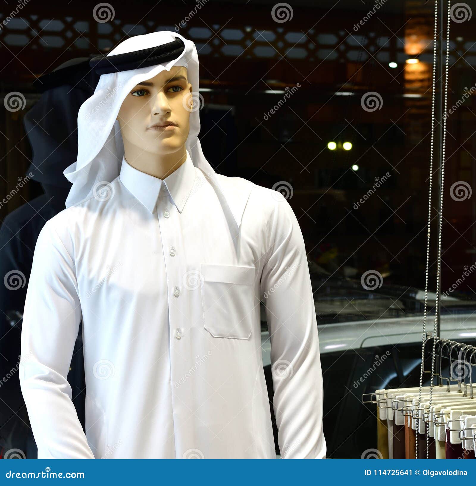 Maniquí Masculino En Ropa árabe Tradicional, United Arab Emirates Imagen de archivo - Imagen de nadie: 114725641