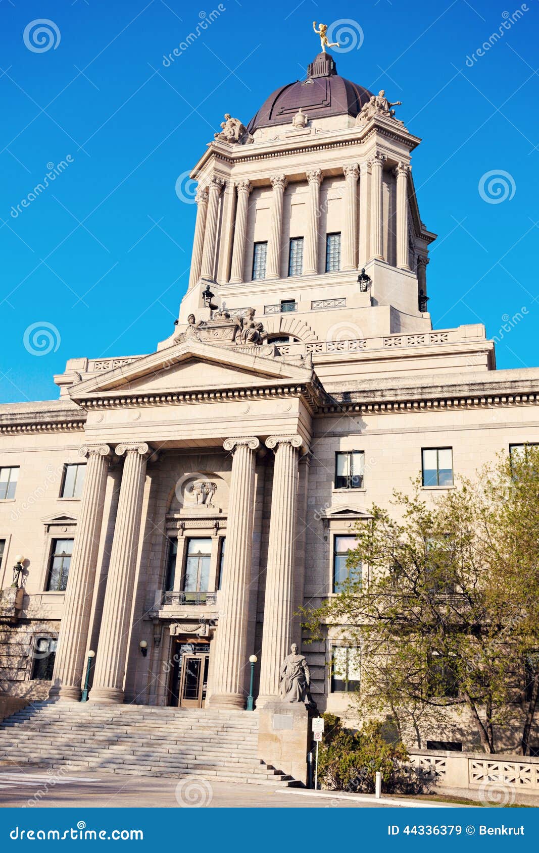 manitoba legislative building in winnipeg