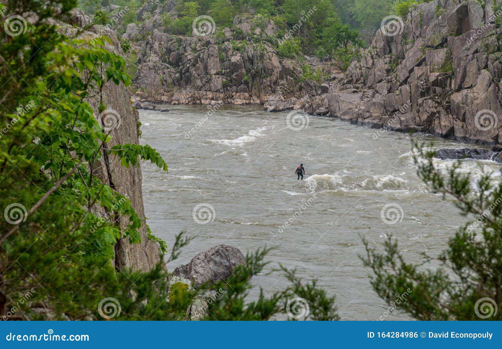 Mann Auf Kayak Im Neoprenanzug Auf Kajak am Fluss Stockfoto - Bild von  person, ansicht: 164284986