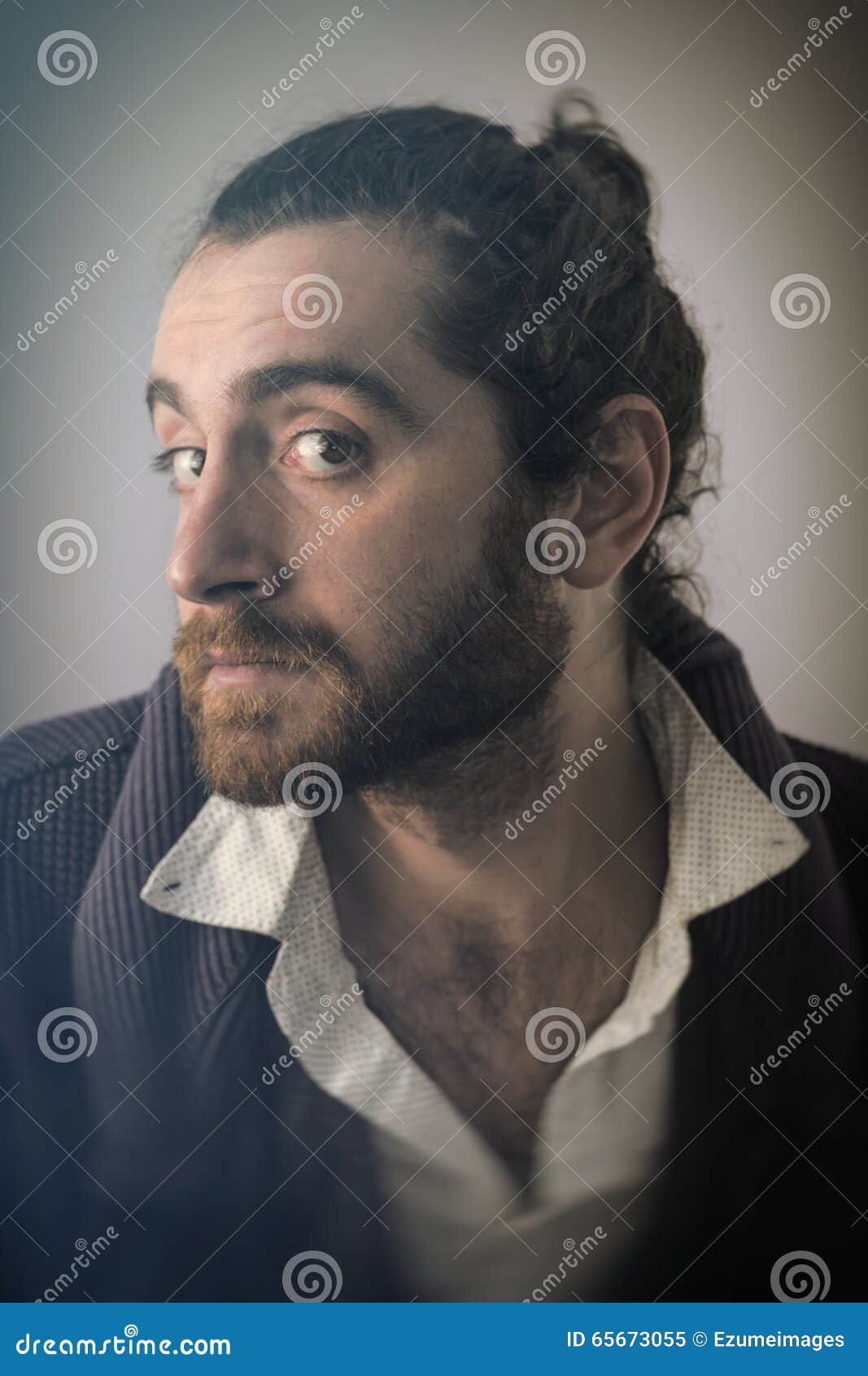 Mann Brotchen Frisur Stockbild Bild Von Wolljacke Portrait 65673055