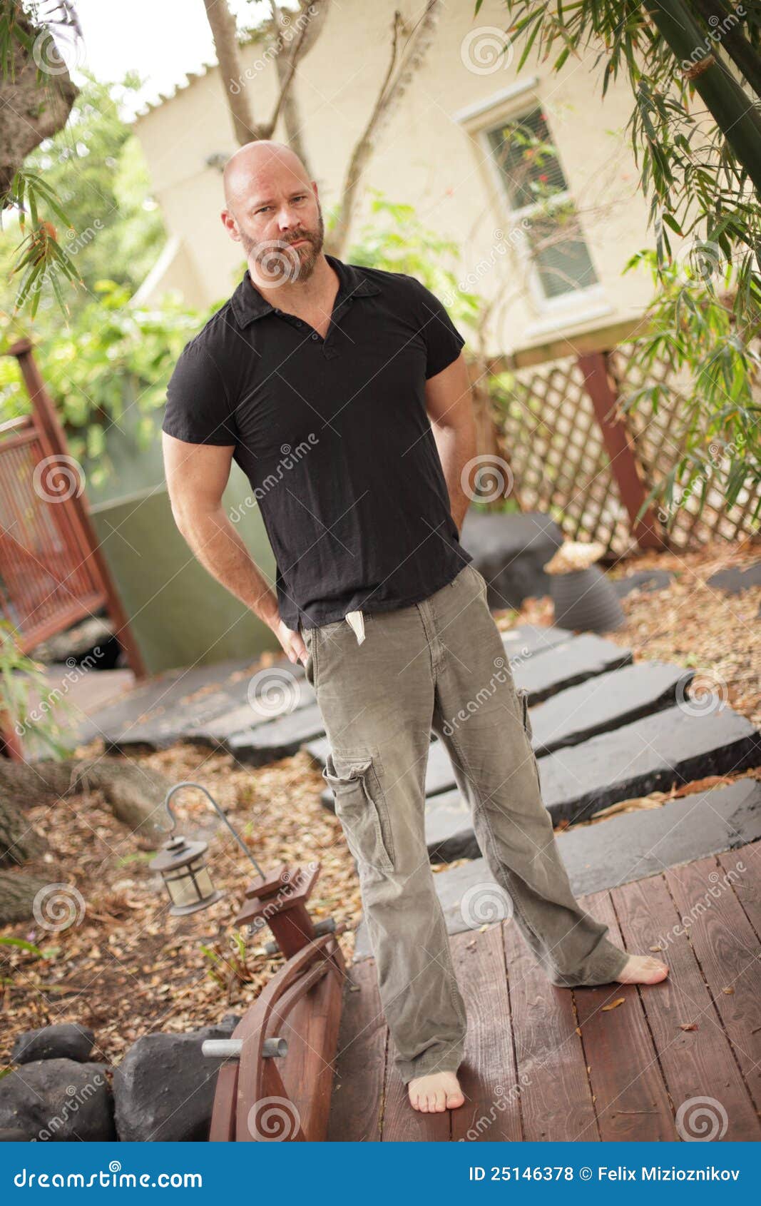 Mann, Der Barfuß Im Garten Aufwirft Stockfoto Bild von farbe