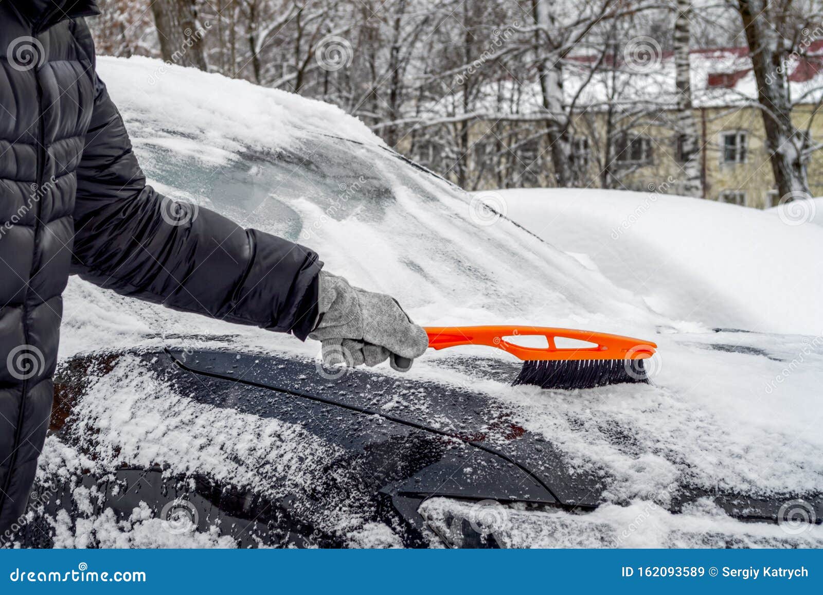 Mann, Der Brush Benutzt, Um Schnee Aus Dem Auto Zu Entfernen Stockbild -  Bild von fällig, antreiben: 162093589