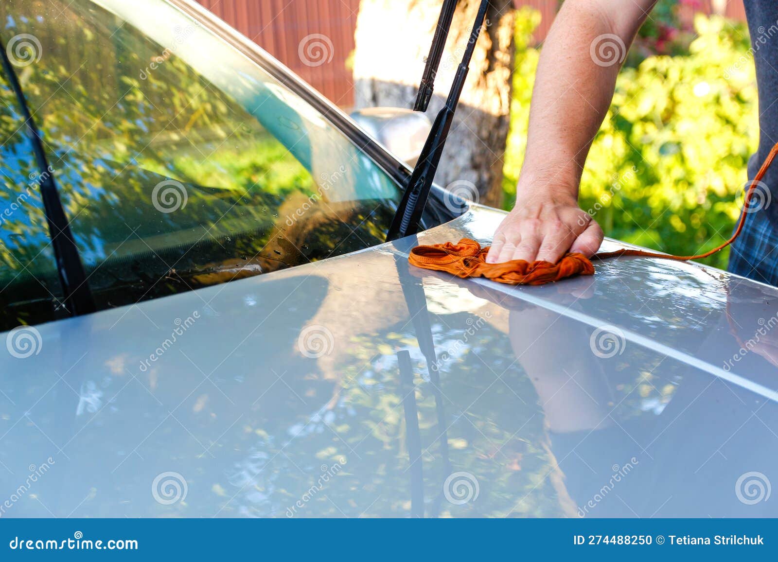 https://thumbs.dreamstime.com/z/mann-der-ein-graues-auto-mit-schwamm-w%C3%A4scht-mensch-h%C3%A4lt-die-mikrofaser-hand-und-poliert-das-ausf%C3%BChrender-serienarbeiter-274488250.jpg