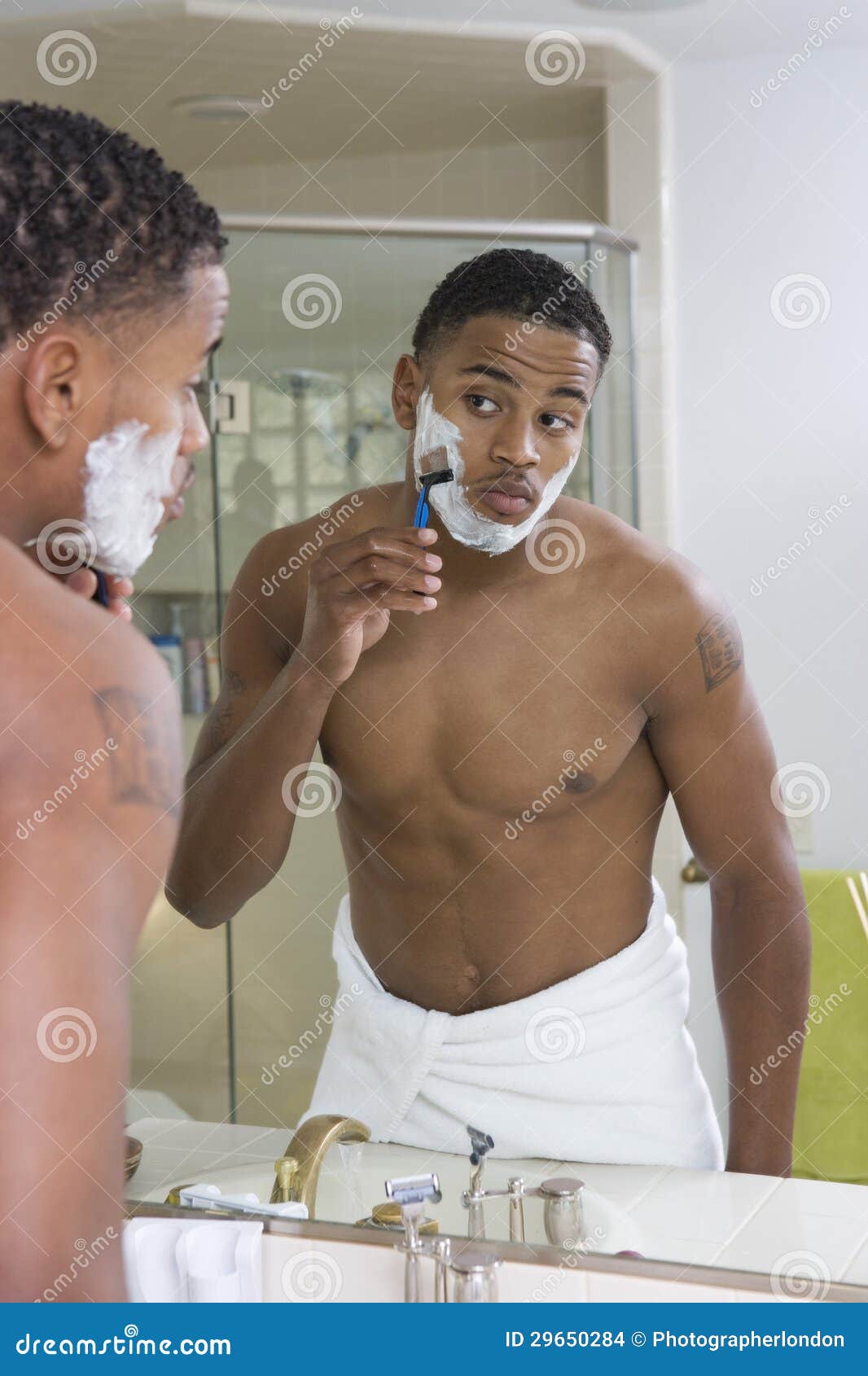 Mann, Der In Front Of Bathroom Mirror Sich Rasiert Stockfoto - Bild von