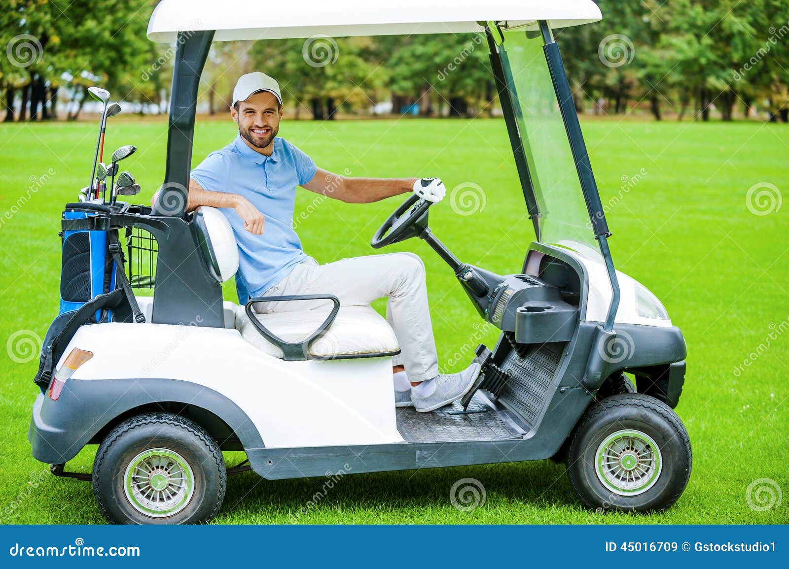 Kind faehrt golfwagen