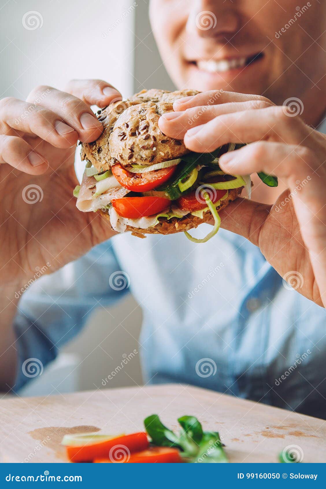 Mann Isst Ein Grosses Sandwich Mit Fleisch Und Gemuse Stockfoto Bild Von Abendessen Kopfsalat 99160050
