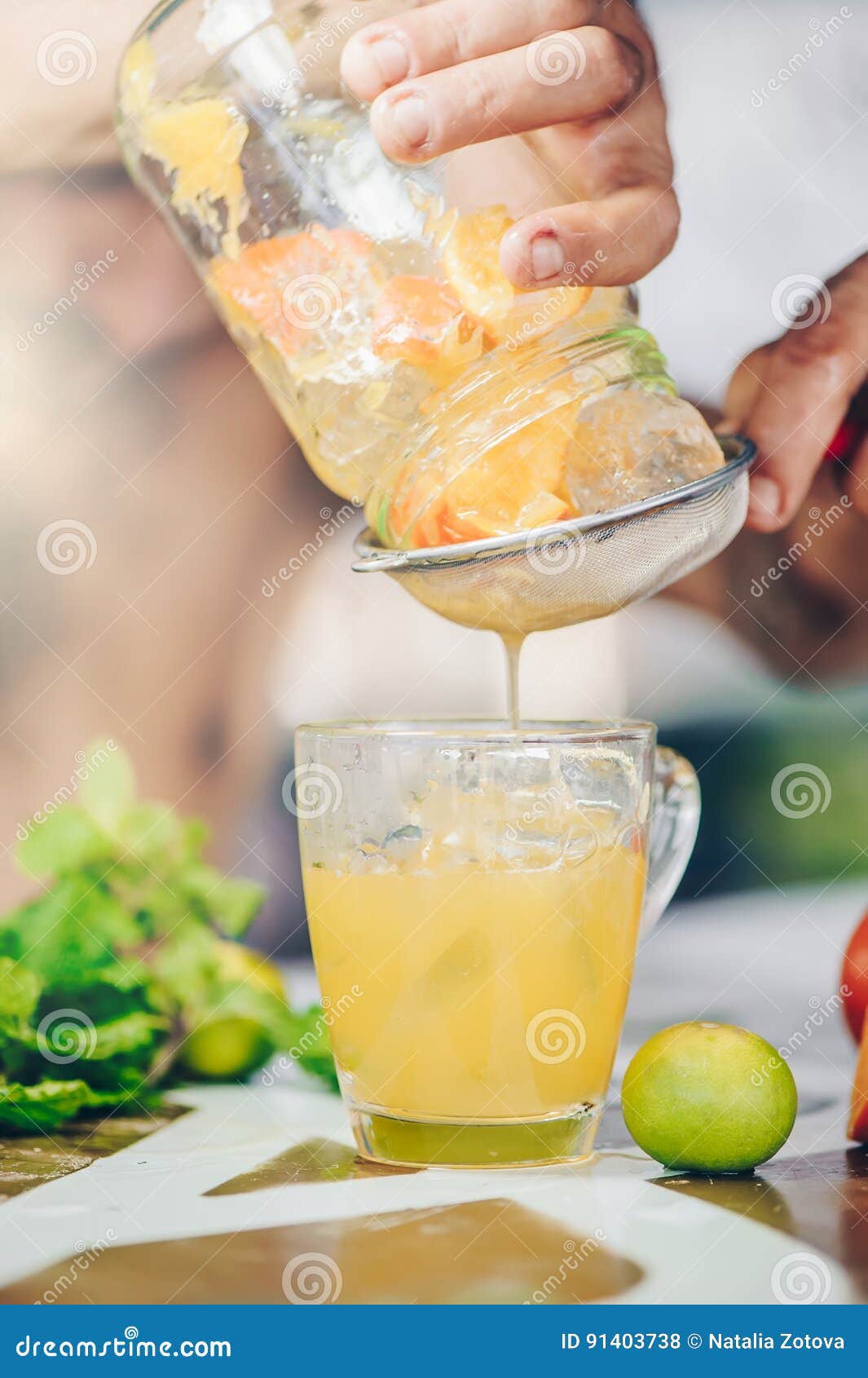 Mann Kocht Eistee Mit Orange Und Chrysantheme an Der Stange Stockfoto ... Mann Kocht Eistee Mit Orange Und Chrysantheme an Der Stange Stockfoto ...