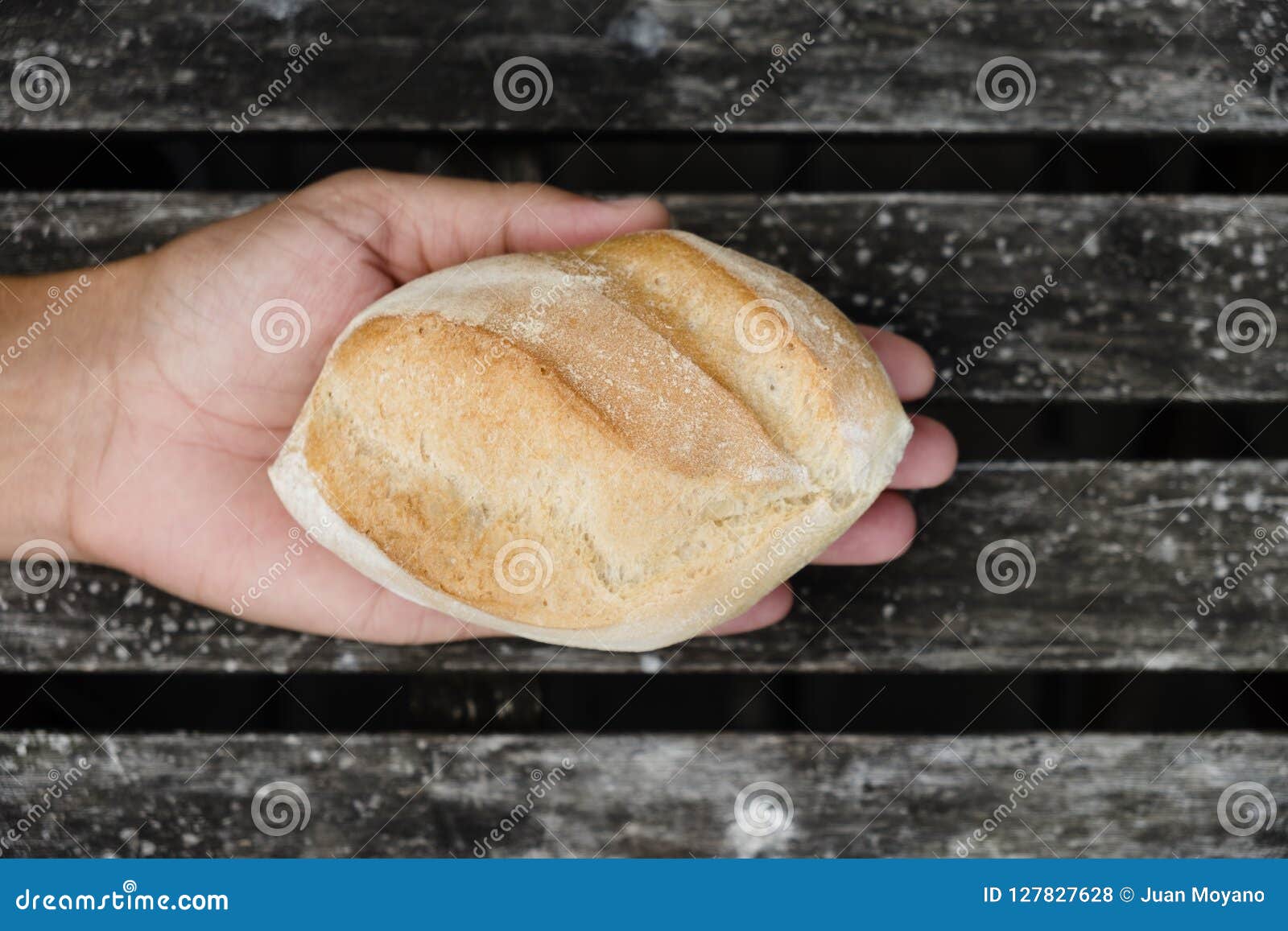 Mann Mit Einem Brotchen In Seiner Hand Stockfoto Bild Von Cuisine Kaukasisch 127827628