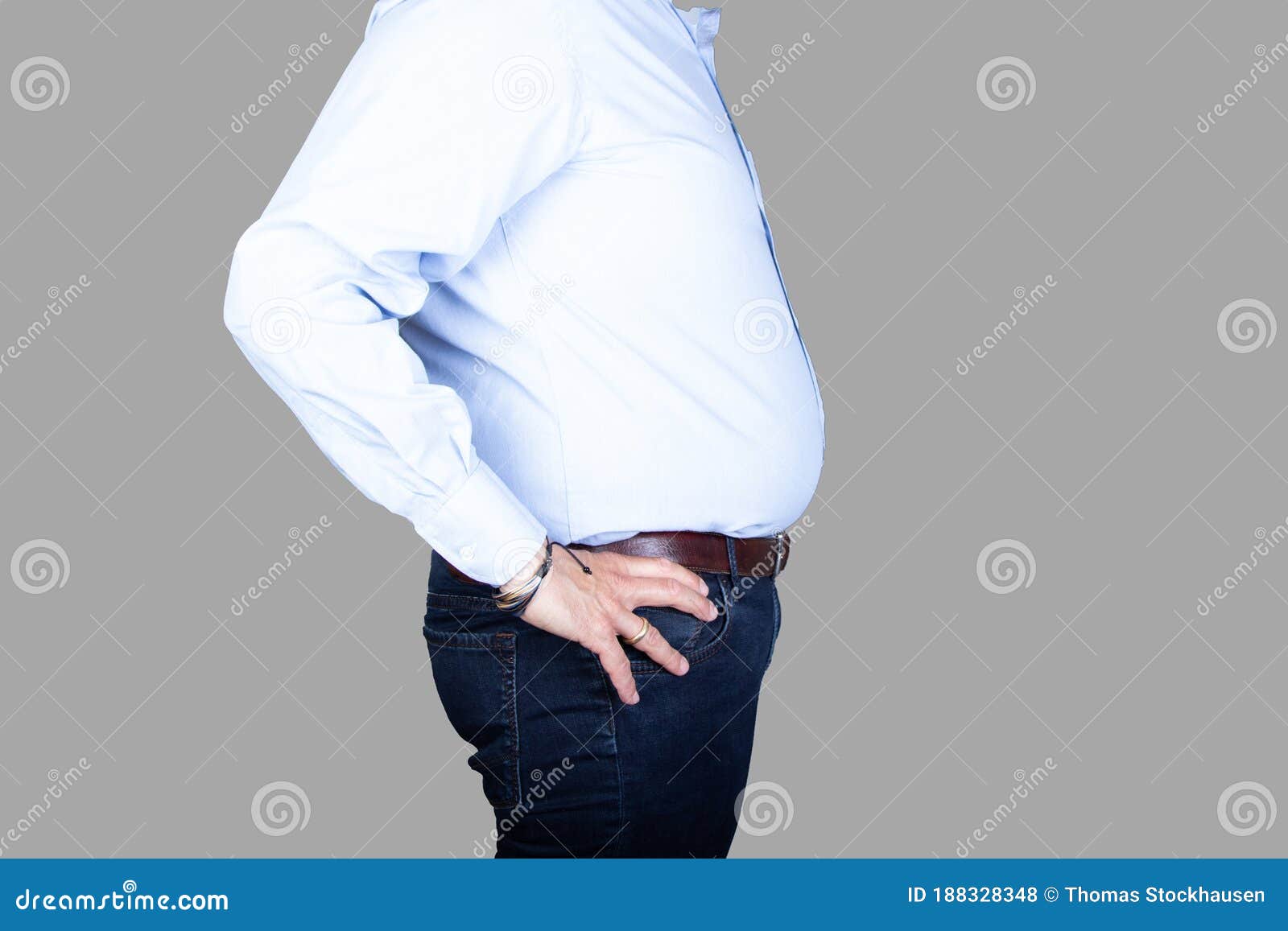 Mann Mit Einem Dicken Bauch, Der Ein Hemd Und Jeans Trägt Stockfoto - Bild  von kalorien, karosserie: 188328348