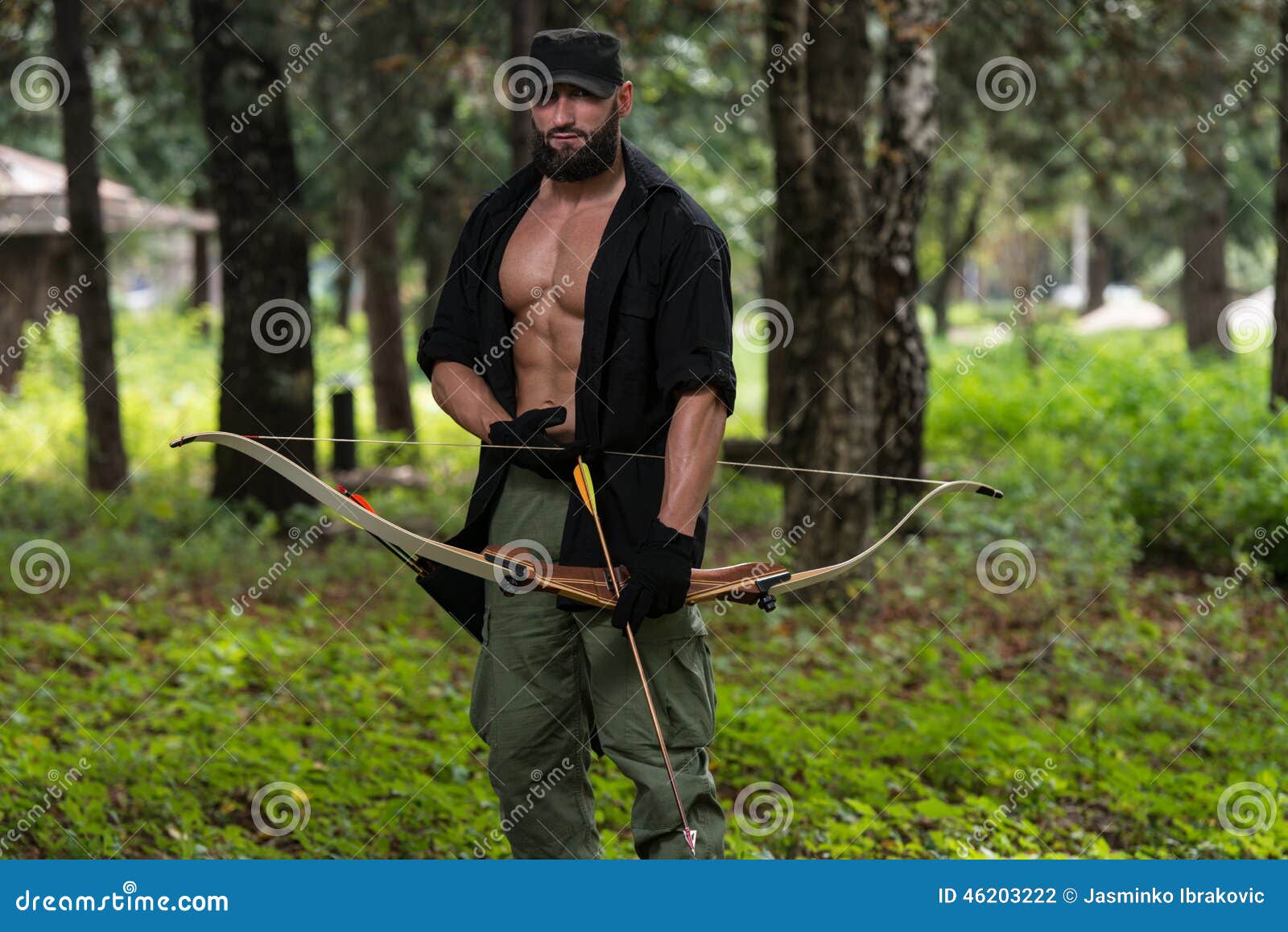 Mann Mit Einem Pfeil Und Bogen Im Holz Stockfoto Bild Von Pfeil Holz
