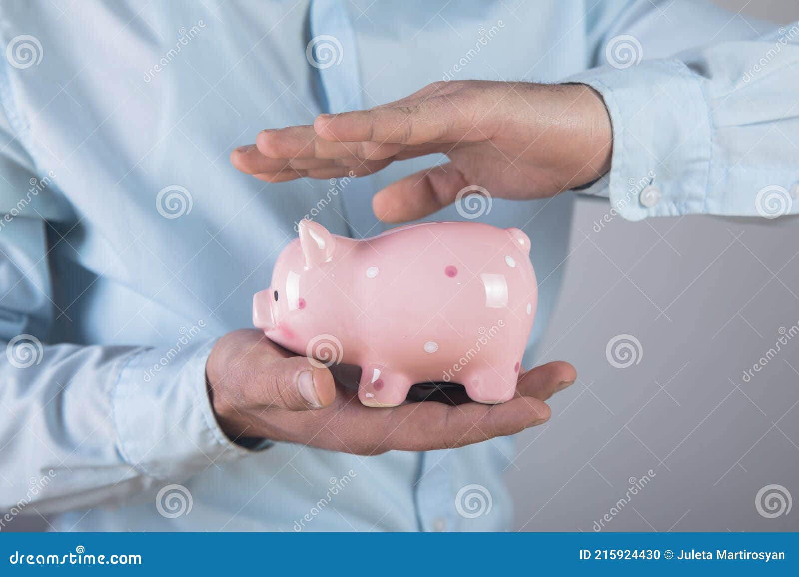 Mann Mit Einem Sparschwein In Der Hand Stockfoto - Bild Von Querneigung,  Finanziell: 215924430
