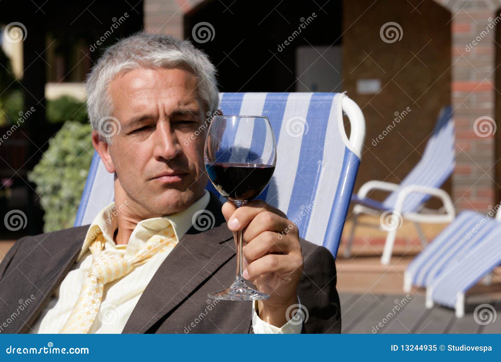 Mann mit Glas Wein stockbild. Bild von alkohol, stuhl 13244935