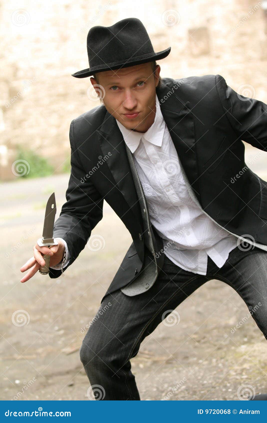 Mann mit Messer stockfoto. Bild von eindringling, betrieb 9720068