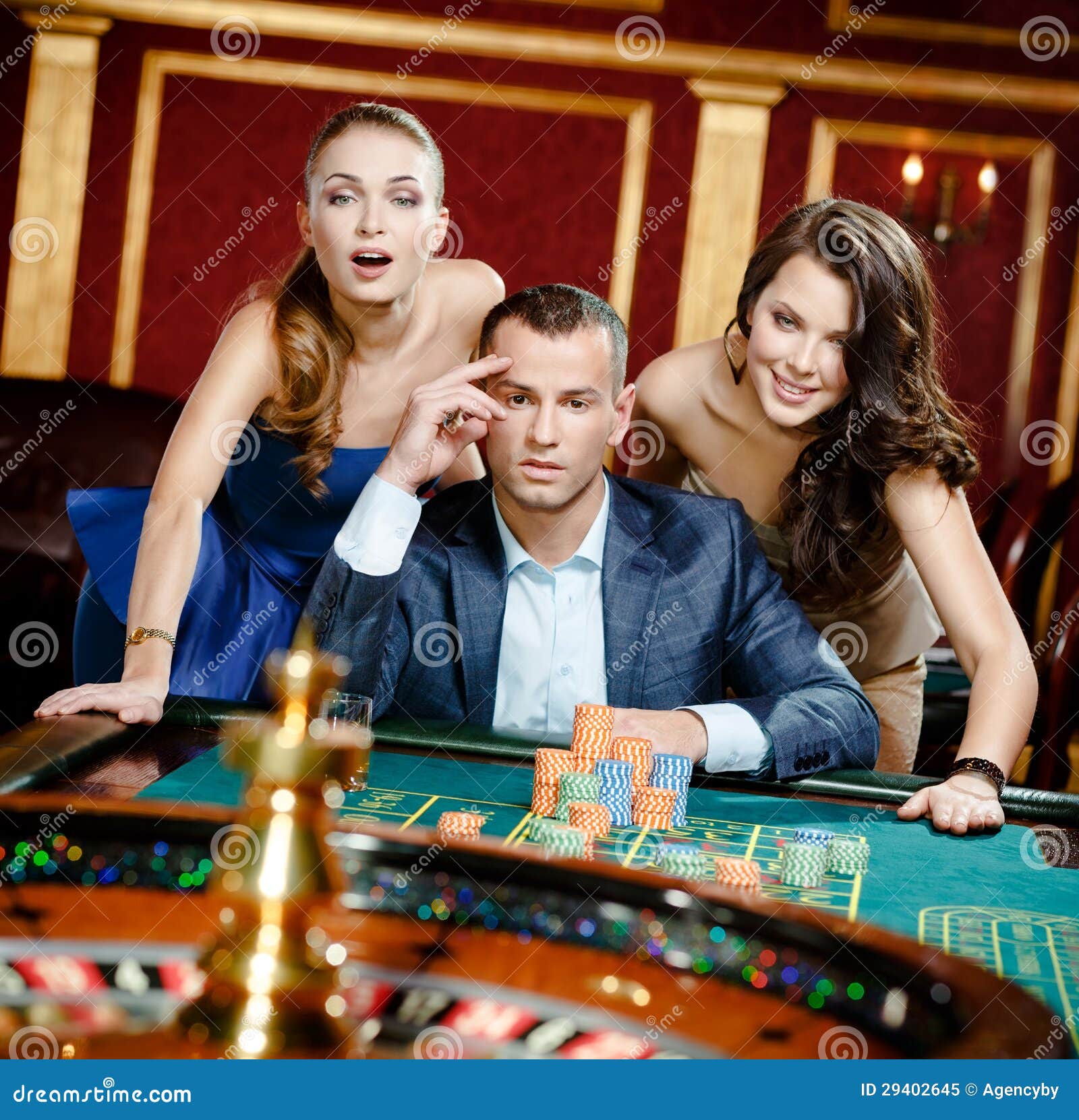 Три игры мужей. Мужчина в казино. Девушка с парнем в казино. Мужчина и женщина в казино. Мужчина и Рулетка казино.