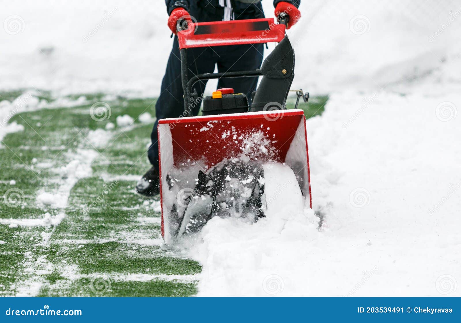 Mann Mithilfe Einer Schneekanone, Um Große Mengen Schnee Auf Dem  Fußballfeld Zu Entfernen. Ein Mann Reinigt Schnee Mit Einer Snowr Stockbild  - Bild von ausrüstung, kalt: 203539491