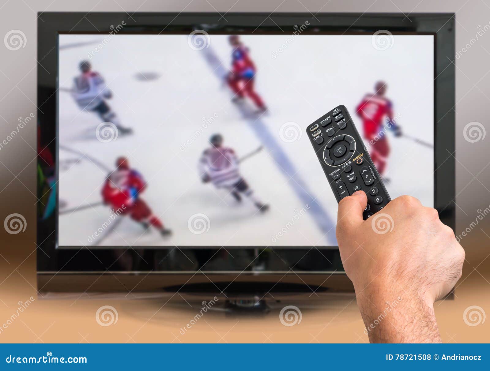 Mann Passt Hockey Auf, Im Fernsehen Zusammenzupassen Stockfoto