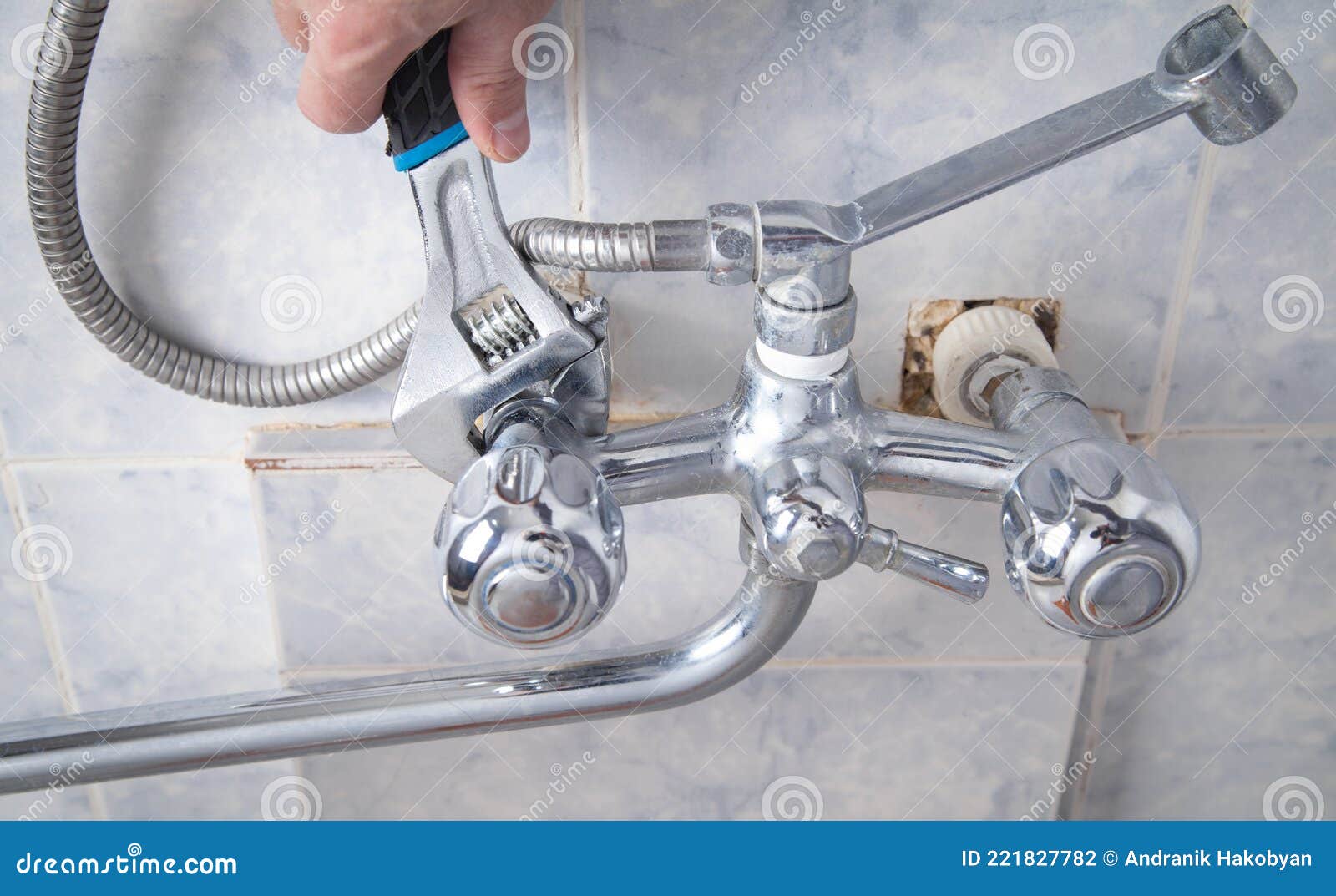 https://thumbs.dreamstime.com/z/mann-reparatur-und-befestigung-dusche-wasserhahn-im-bad-221827782.jpg