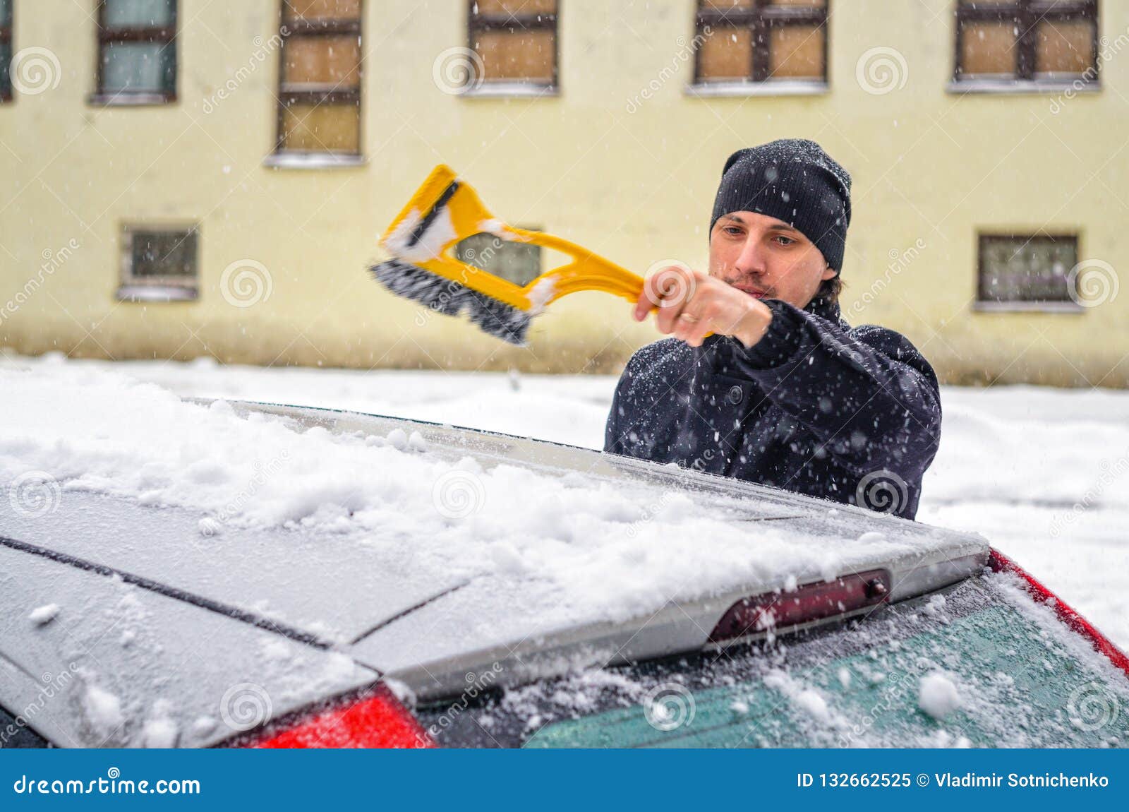 Attraktive Frau Mit Schneebürste Und Schneebedecktem Auto