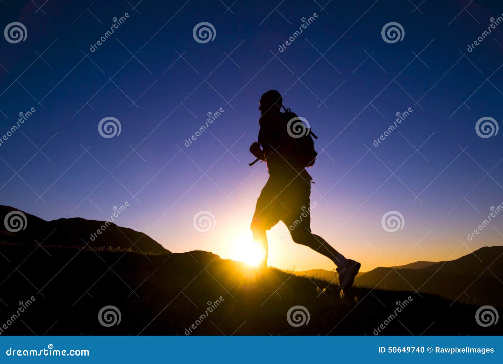 Mann-Schattenbild-laufendes Sonnenuntergang-Gebirgszug-Konzept