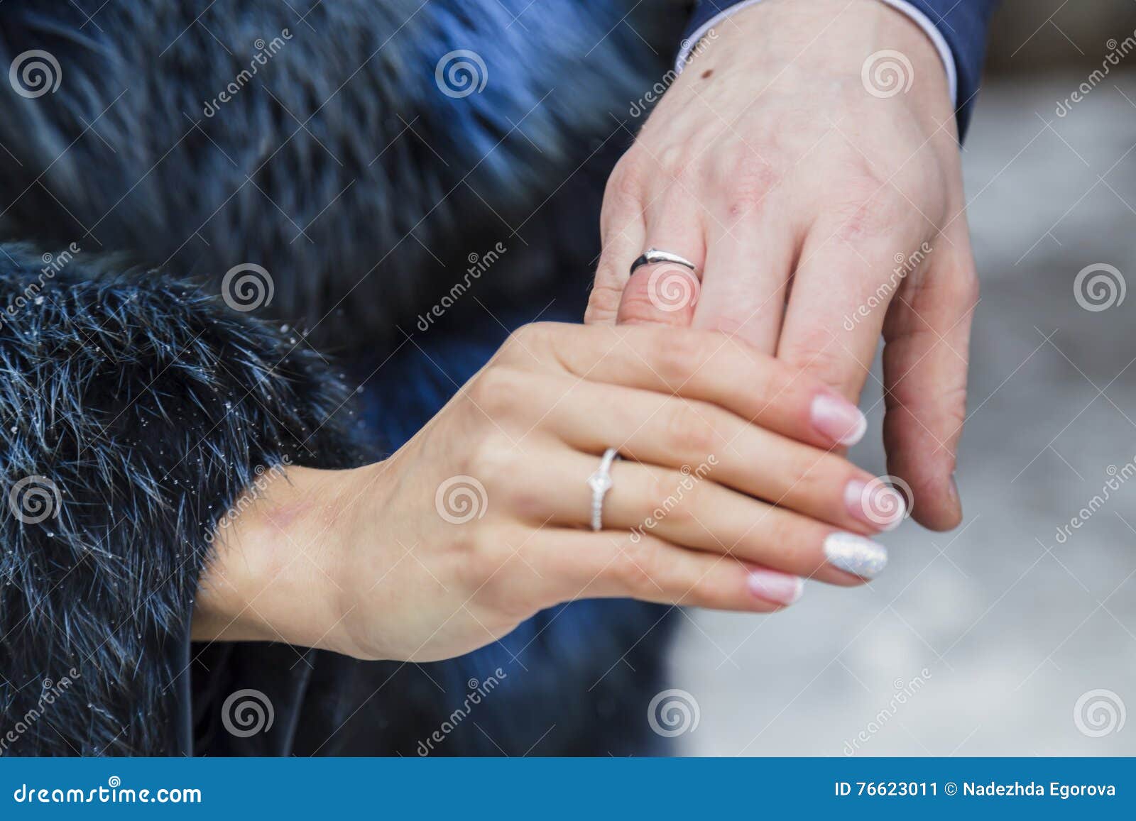 Mann Und Frauenhande Mit Ehering Stockbild Bild Von Ehering Mann