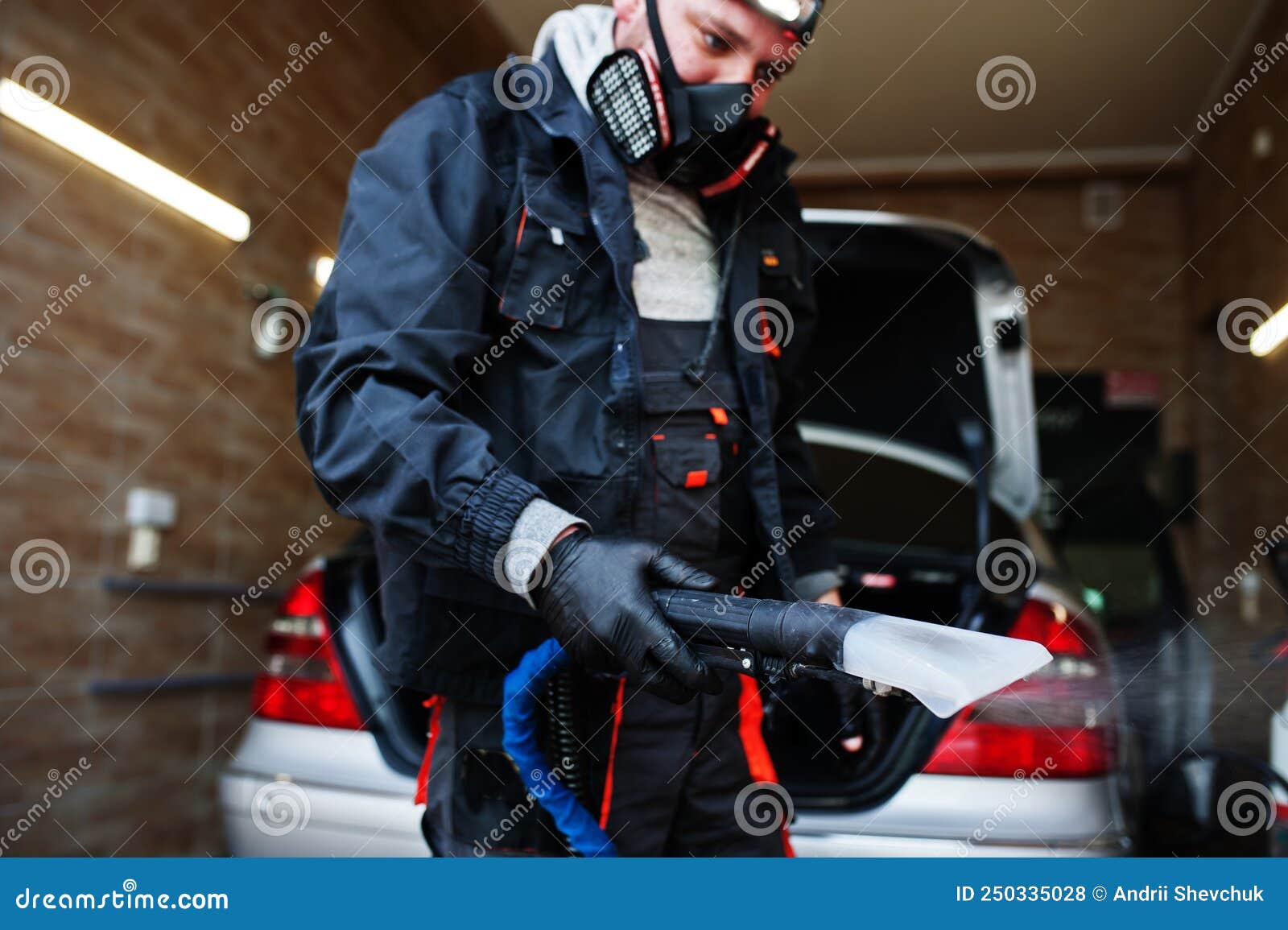 Mann in Uniform Und Beatmungsgerät Arbeiter Auto Waschzentrum Reinigung Auto  Innenraum Mit Heißdampfreiniger. Konzept Der Autobesc Stockfoto - Bild von  poliermittel, reinigen: 250335028