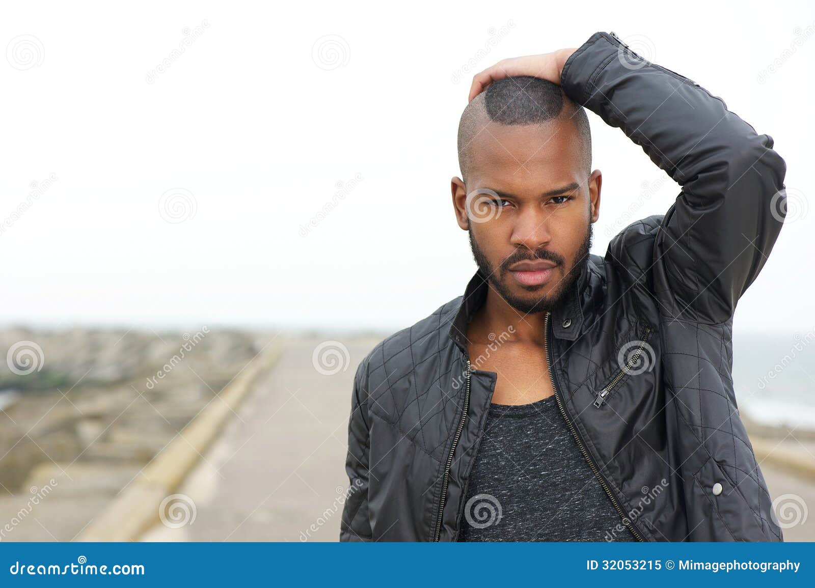 Mannequin Masculin Posant Dehors Image stock Image du confiant